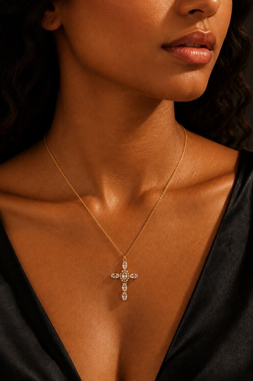 Großhändler COSMOS - Damen-Trendkette aus Edelstahl mit funkelnden gold- und silberfarbenen Kristallen verziertem Kreuz