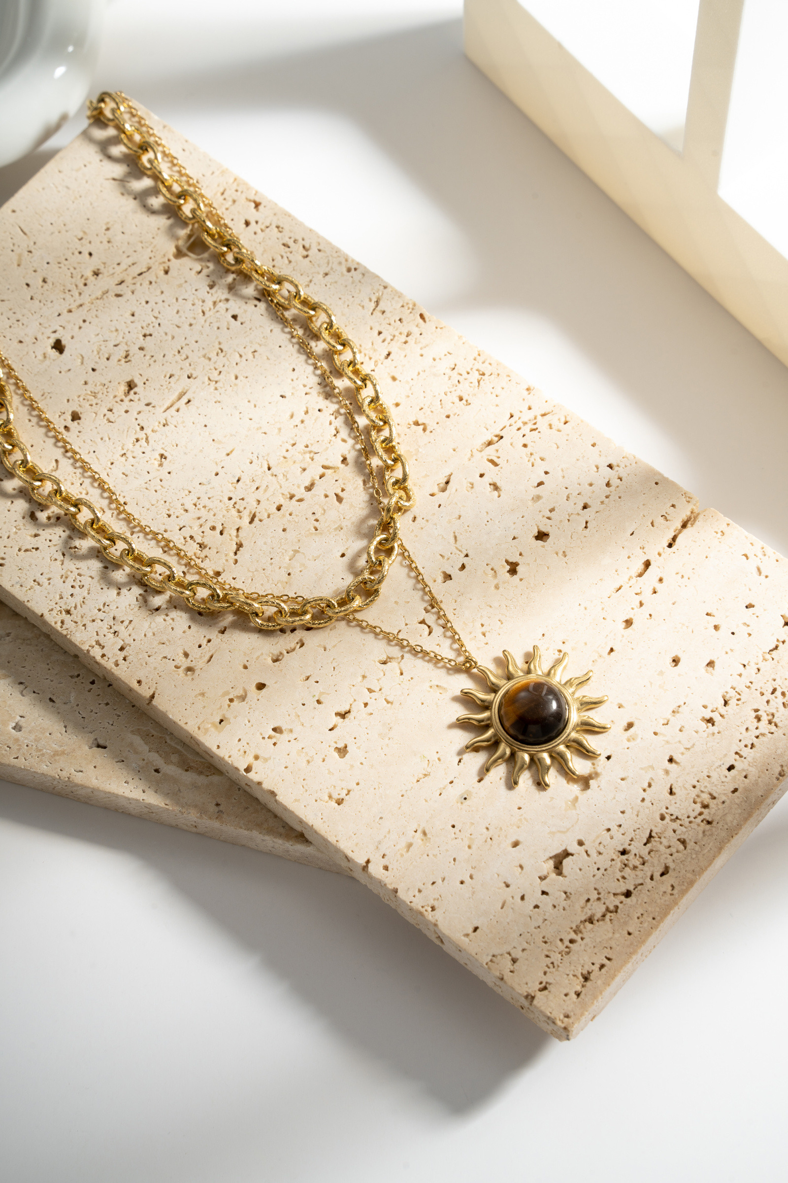 Grossiste COSMOS - Collier Soleil Œil de Tigre Acier Inoxydable Doré Éclat Mystique