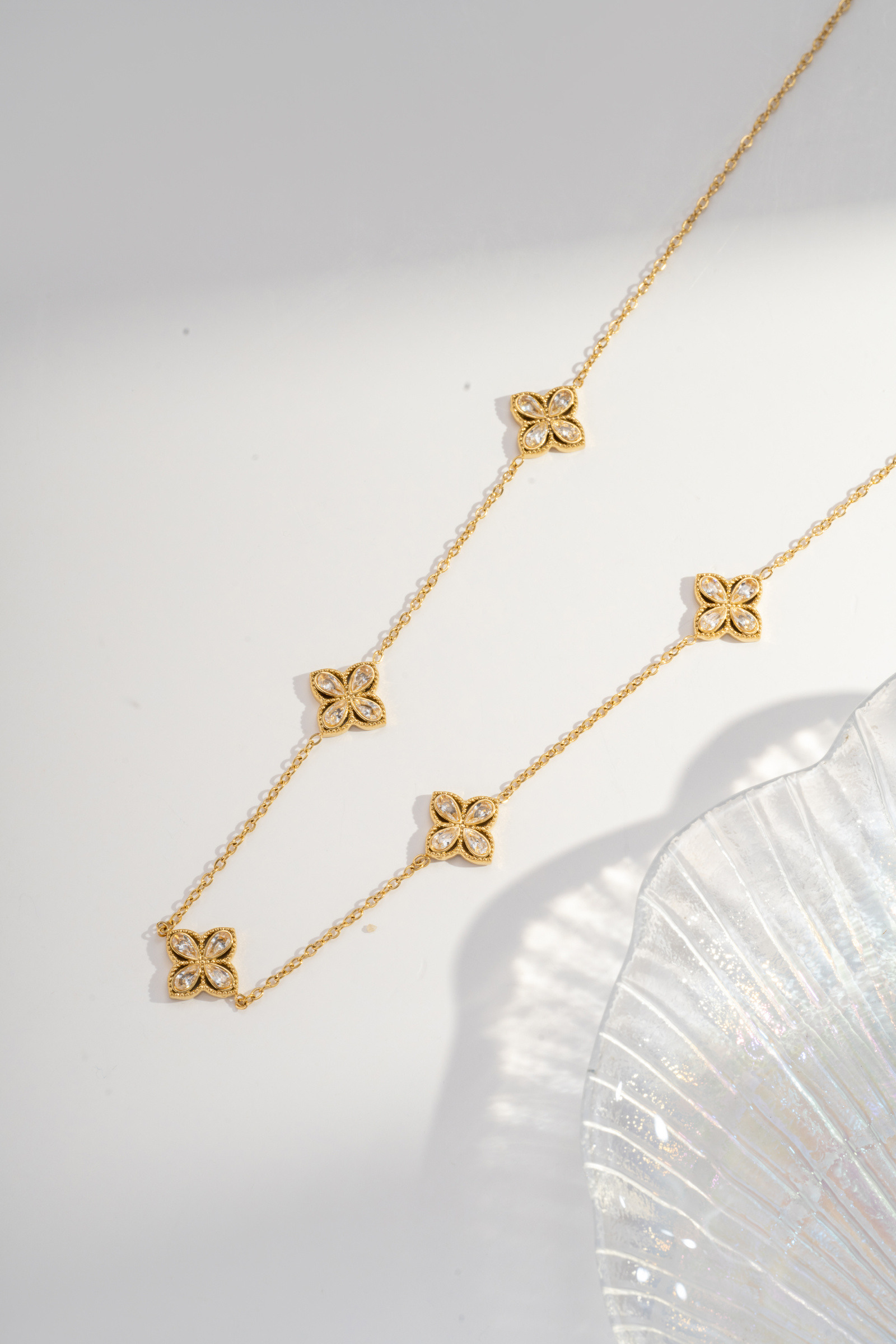 Grossiste COSMOS - Collier Éclat Floral Doré aux Pétales de Lumière Douce