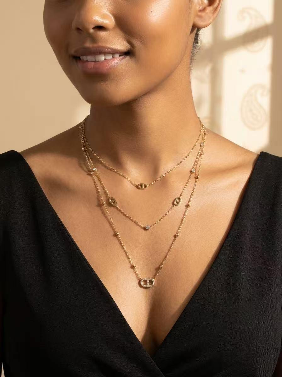 Grossiste COSMOS - Collier triple tour doré élégant, maillons ovales fins, superposition chic tendance moderne