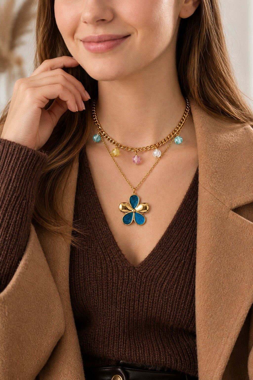 Großhändler COSMOS - Trendiges, schickes Damenhalskette mit blauem Kleeblatt, goldenen und mehrfarbigen Perlen aus Edelstahl