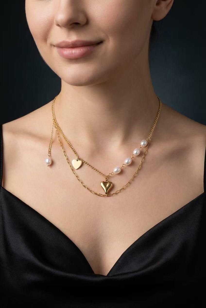 Grossista COSMOS - Collana a doppio filo con cuori e perle per donna in acciaio inossidabile dorato, elegante e romantica