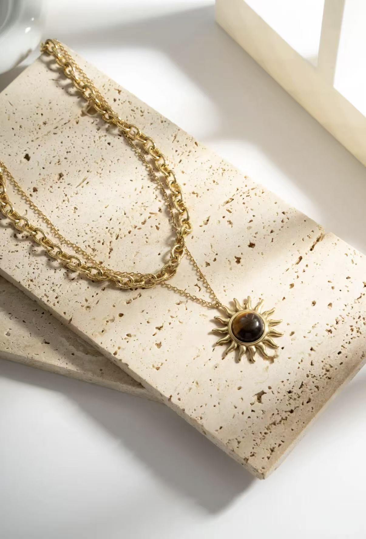 Grossiste COSMOS - Collier double chaîne doré pendentif soleil pierre œil de tigre énergie protectrice