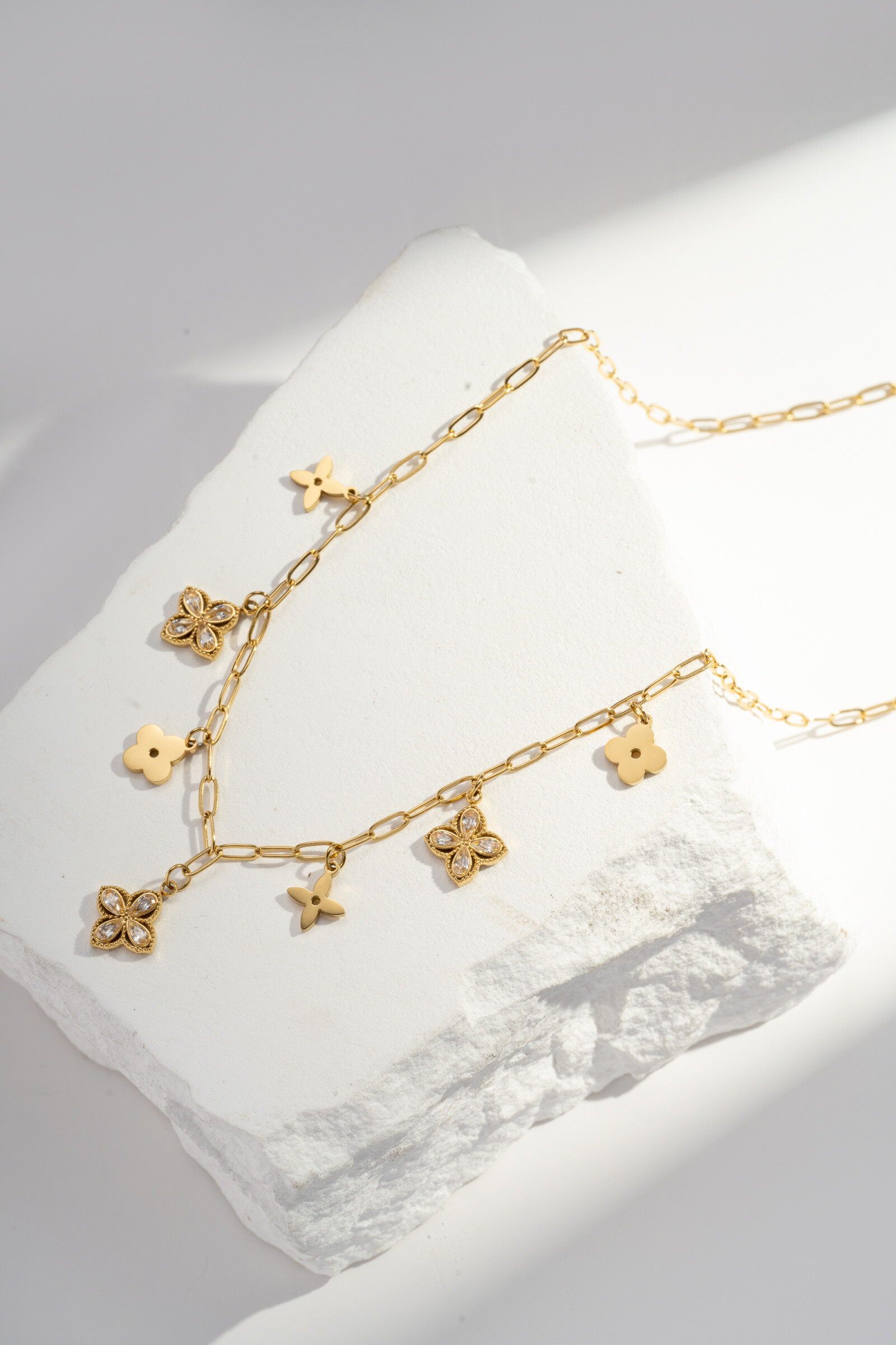 Grossiste COSMOS - Collier à Breloque Fleur et Trèfle – Acier Inoxydable