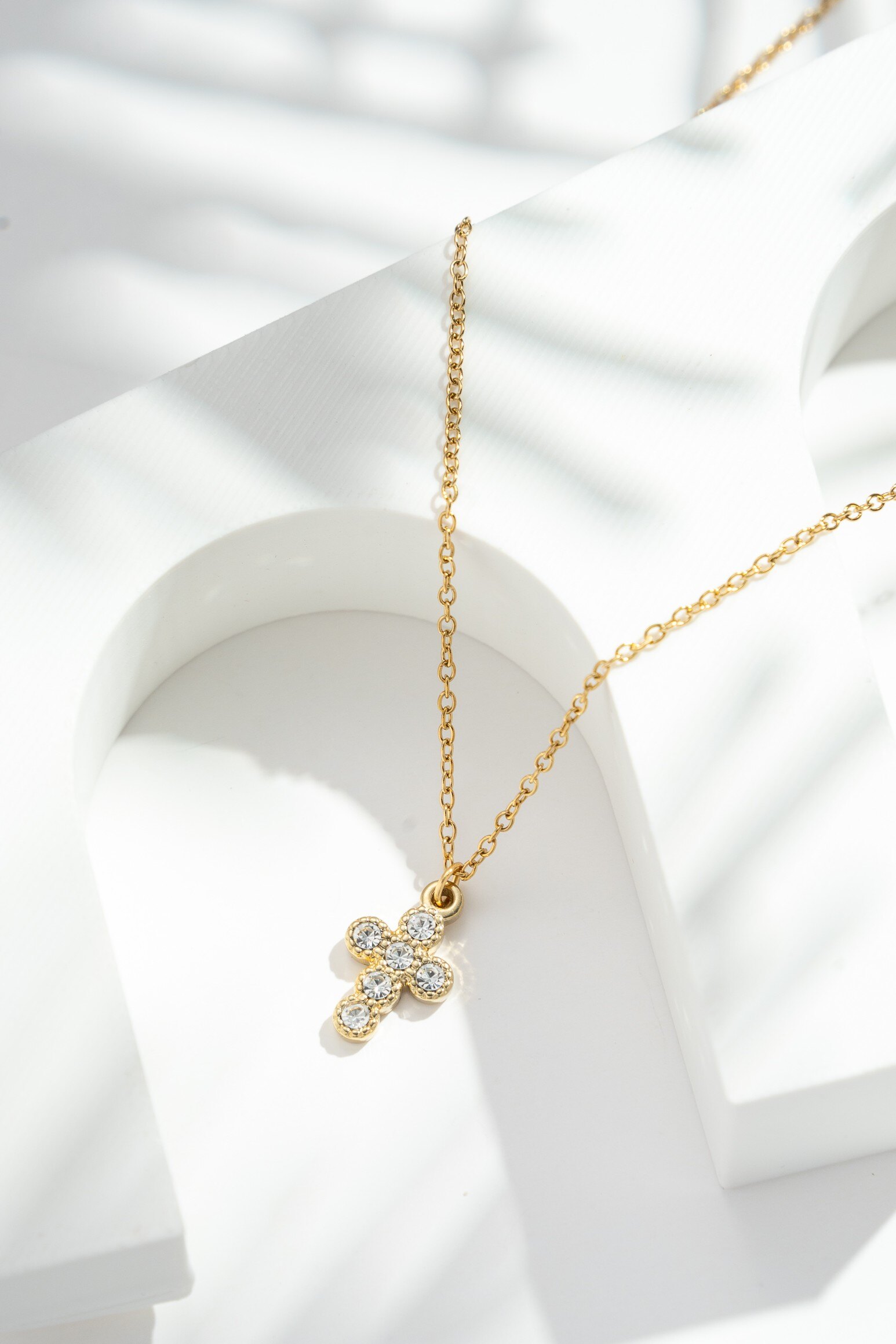 Grossista COSMOS - Collana Donna in Acciaio Inossidabile Dorato – Croce di Cristallo & Design Raffinato