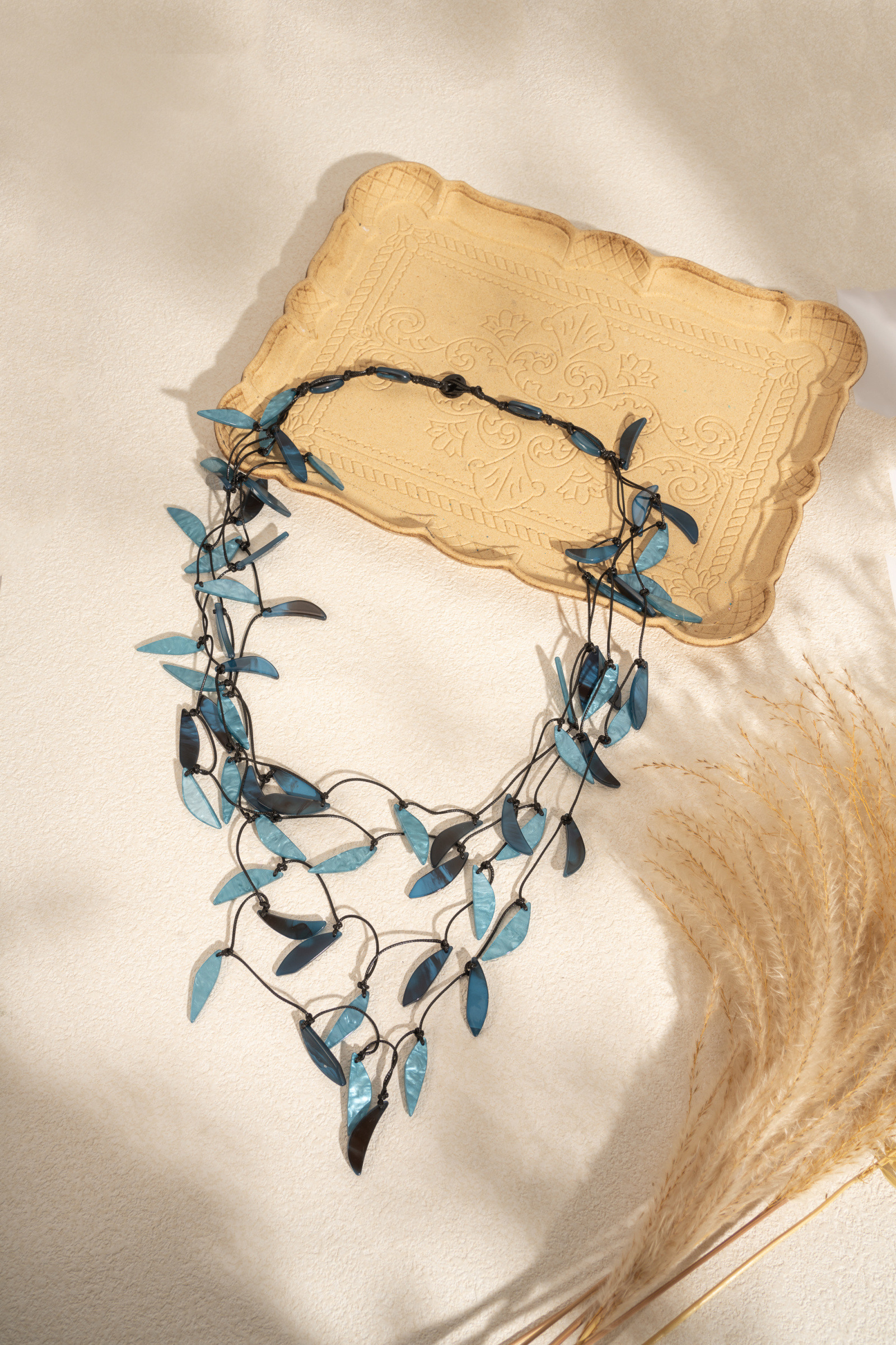 Mayorista COSMOS - Collar de Hojas Multicapa Azul Rojo Elegancia Natural Estilo Poético