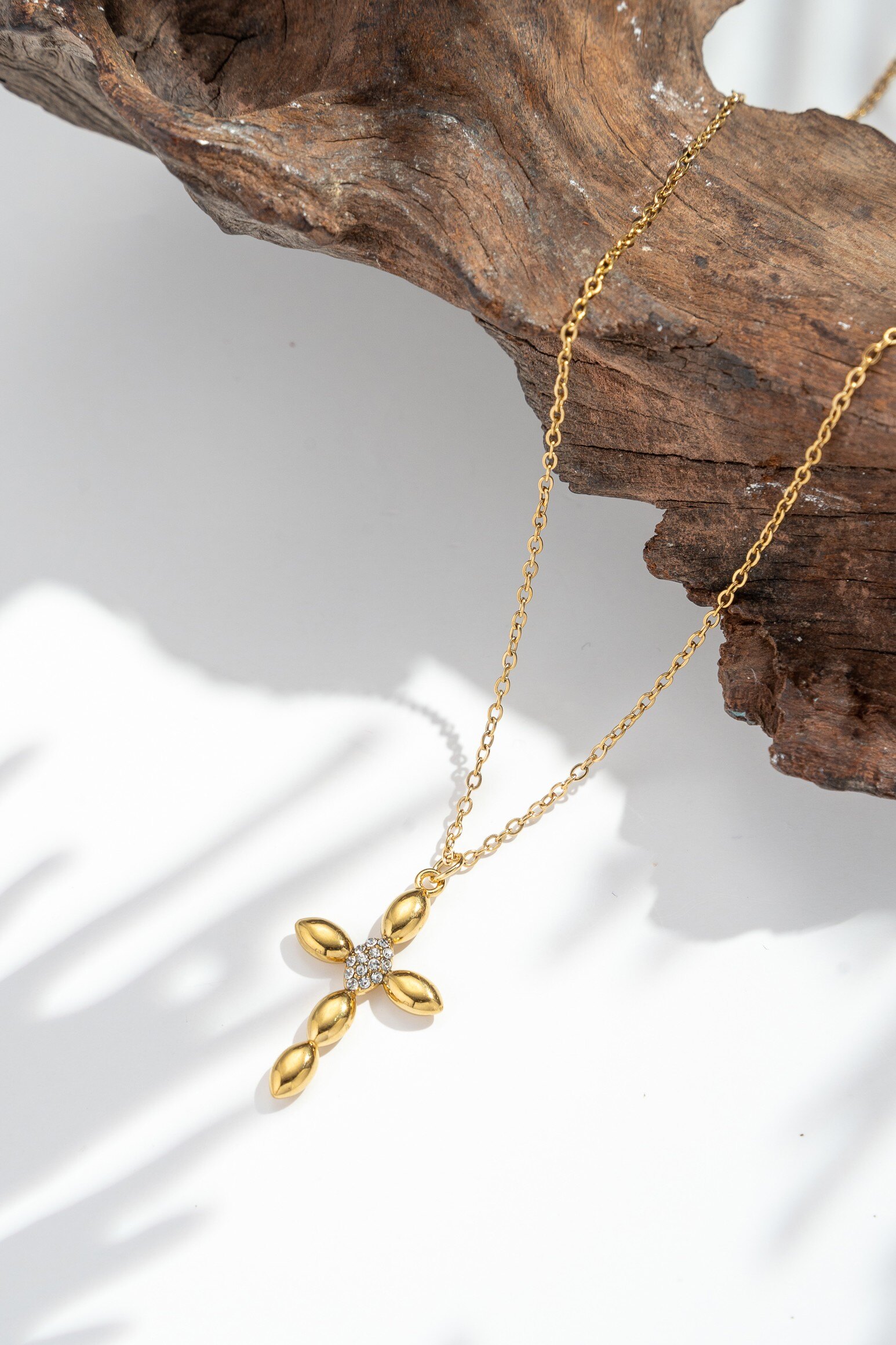 Grossista COSMOS - Collana da Donna in Acciaio Inossidabile Dorato – Croce Scolpita e Pietre di Cristallo