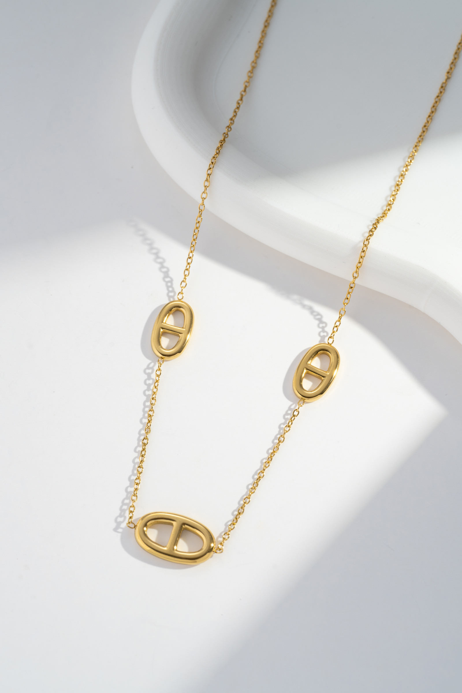 Mayorista COSMOS - Collar de eslabones ovalados estilizados — dorado o plateado, en acero inoxidable