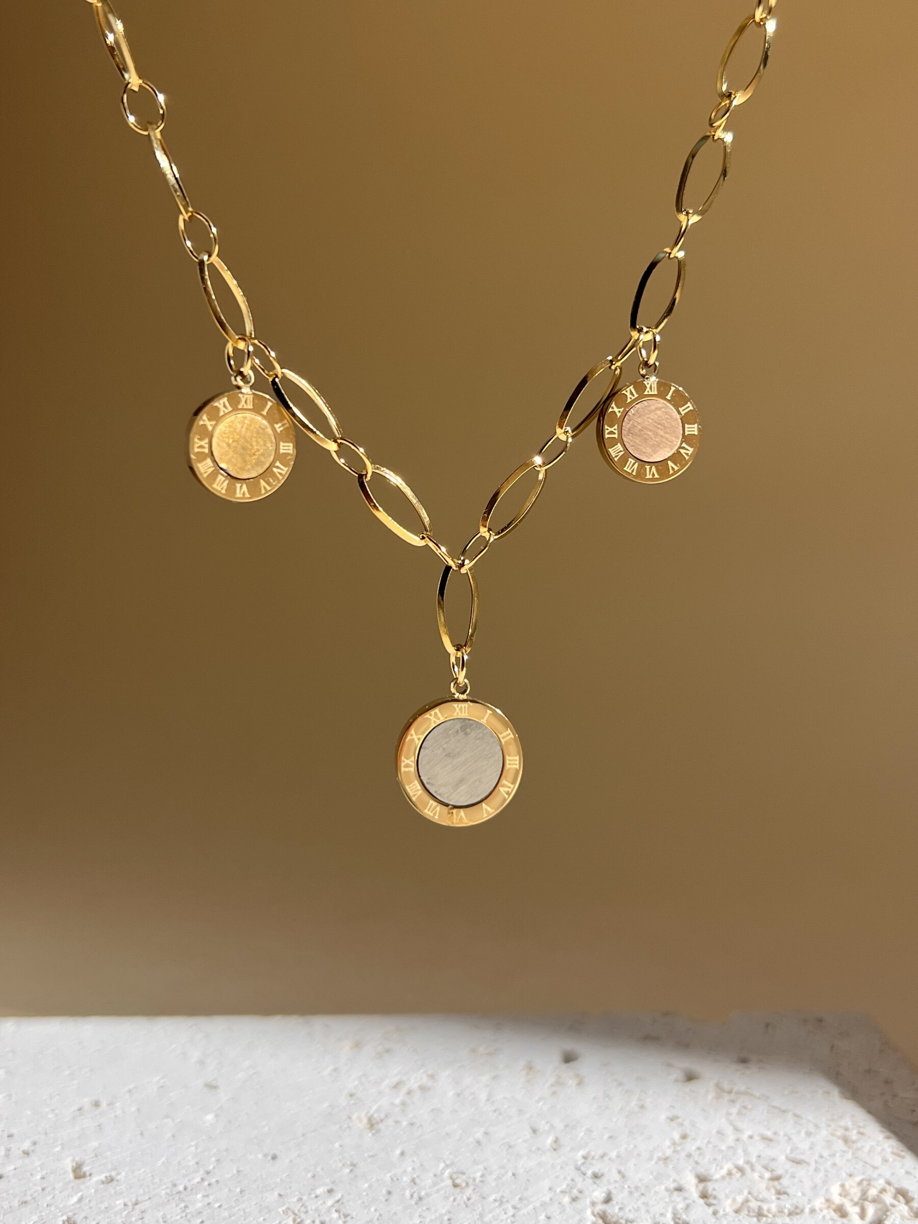 Grossiste COSMOS - Collier maillons larges doré breloques chiffres romains pendentif nacre acier inoxydable