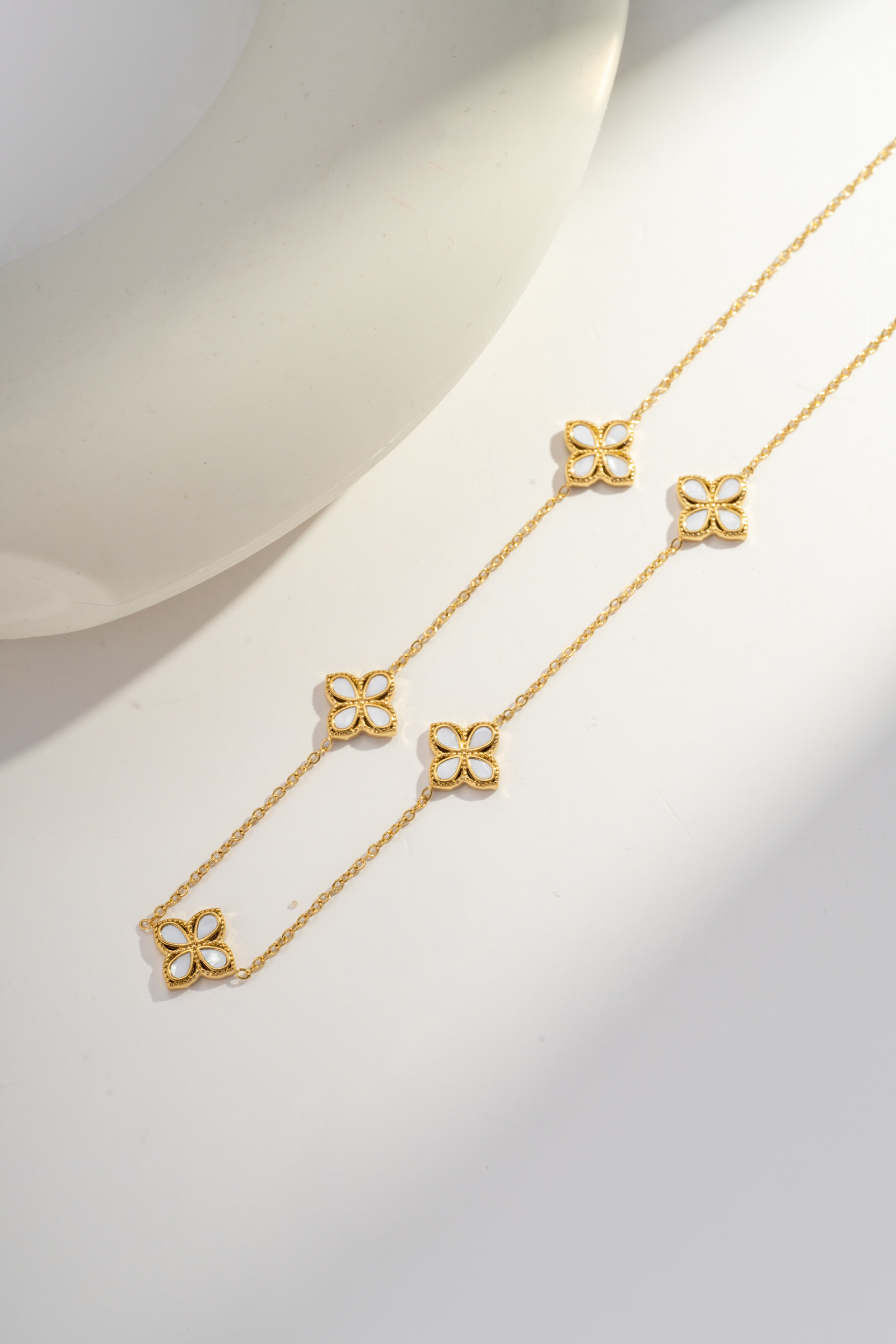 Grossiste COSMOS - Collier Fleur nacrée Élégant Minimaliste Raffiné Lumineux