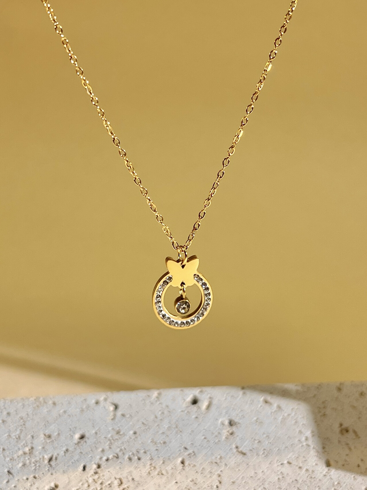 Grossiste COSMOS - Collier en acier avec pendentif papillon et cercle strassé