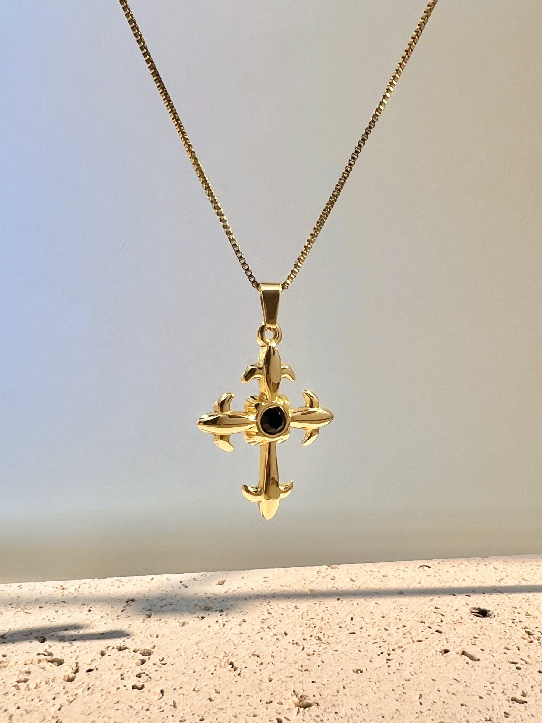 Grossista COSMOS - Collana croce dorata con pietra centrale in acciaio inossidabile, elegante, raffinata, simbolica e alla moda