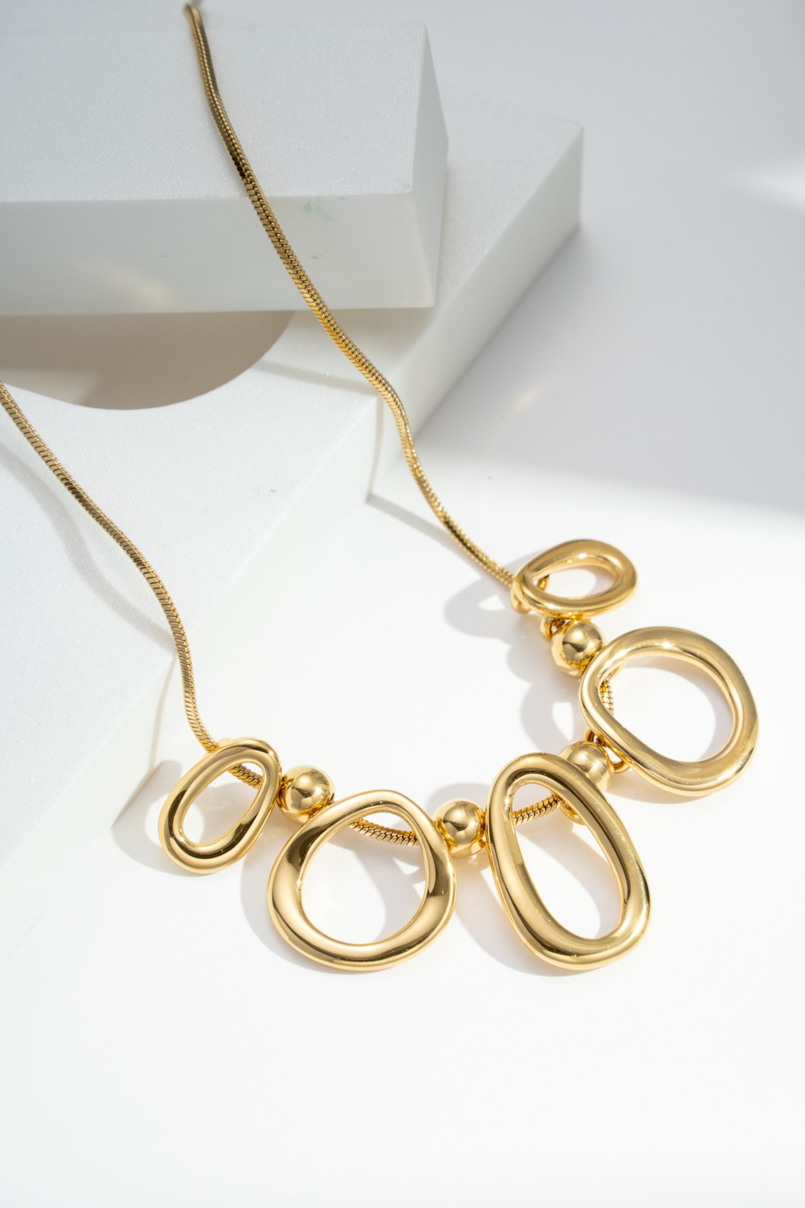 Mayorista COSMOS - Collar de formas libres – acero inoxidable dorado o plateado, perlas esféricas y diseño escultórico