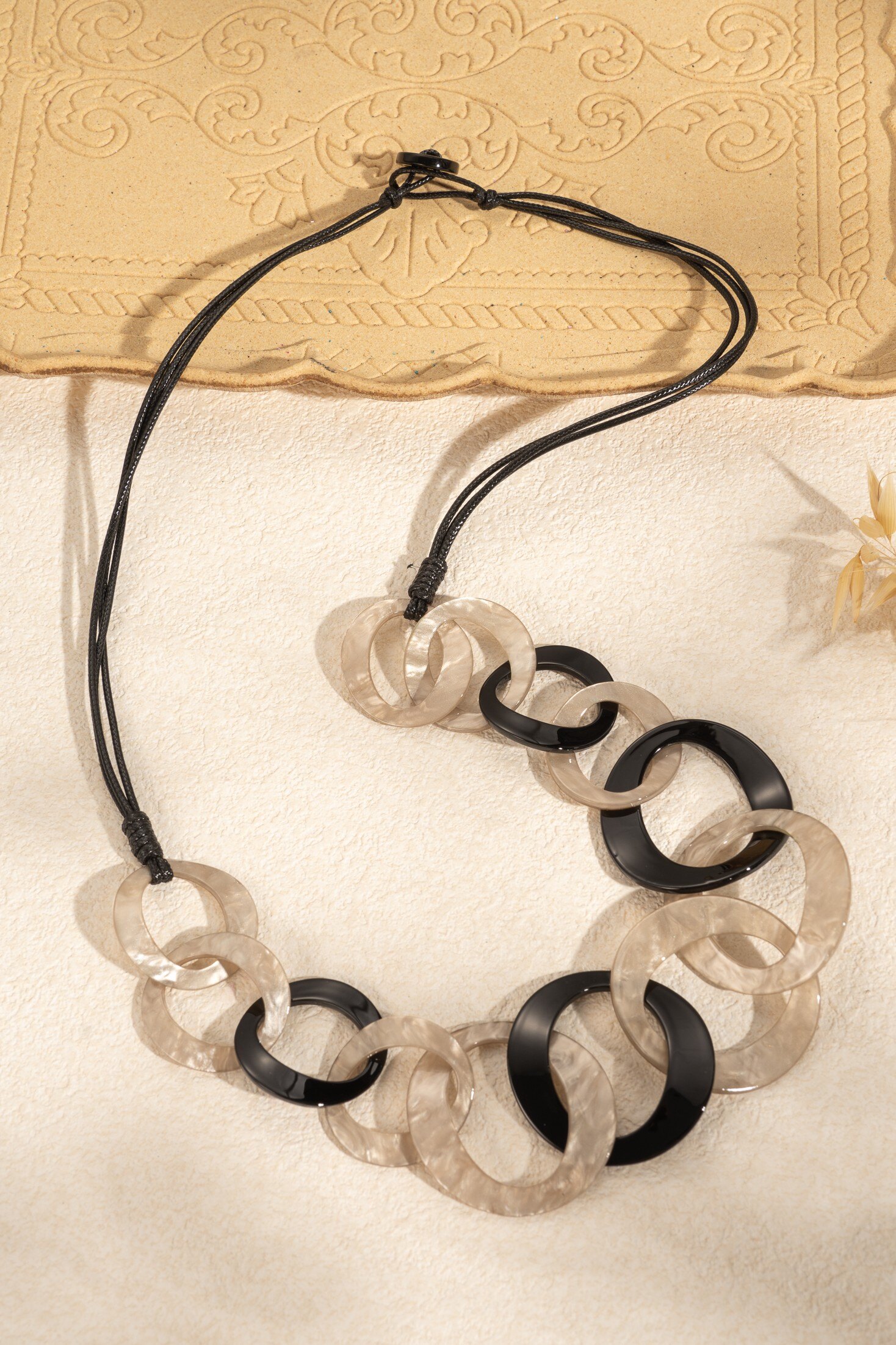 Wholesaler COSMOS - Brown Black White Resin Link Necklace Modern Elegance Bold Style