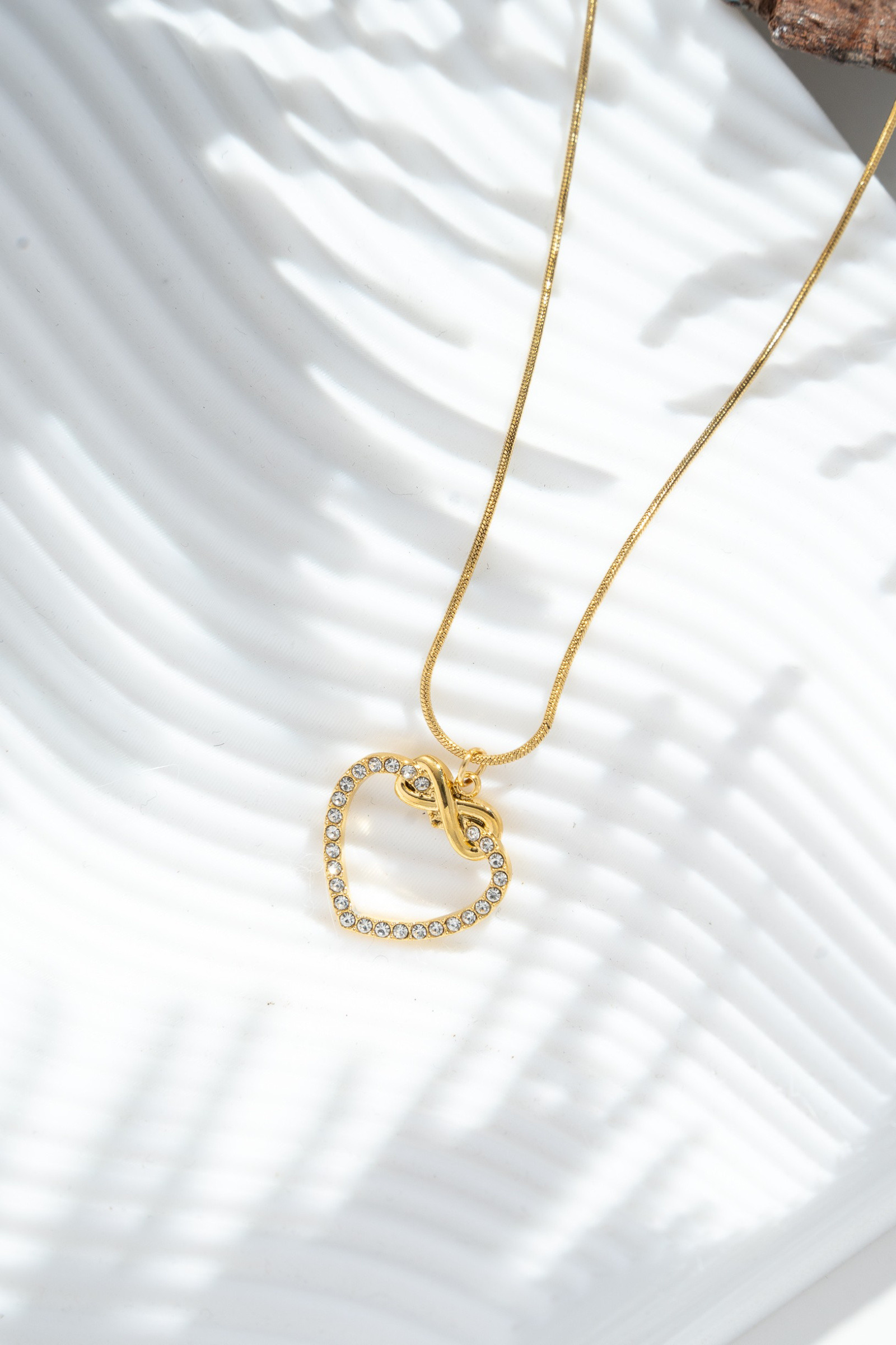 Grossista COSMOS - Collana cuore e infinito dorato in acciaio inossidabile — strass scintillanti e tenerezza