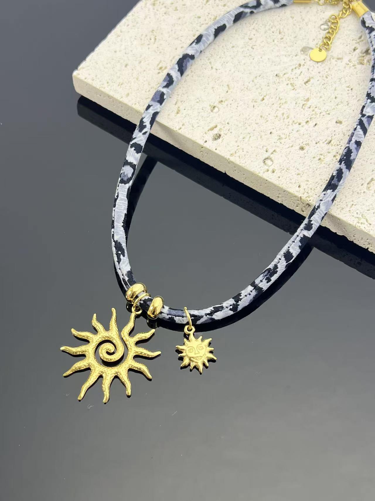 Mayorista COSMOS - Collar Espiral Leopardo Sol Dorado Resistente Fantasía Chic Bohemio