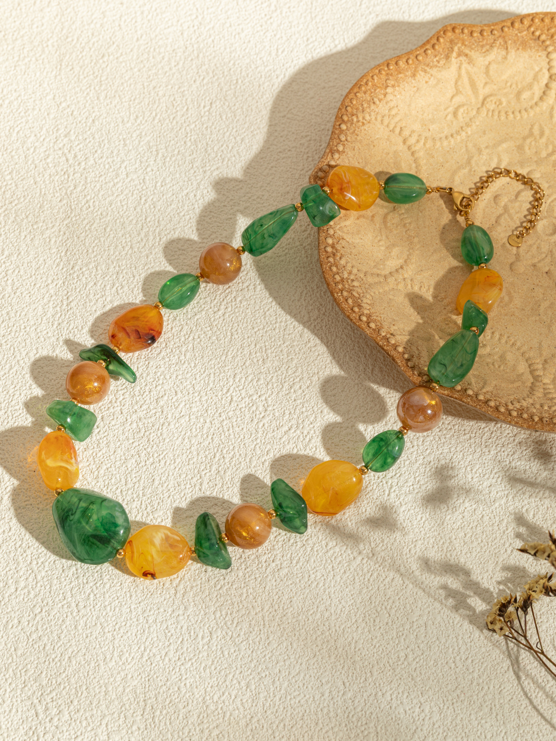 Grossista COSMOS - Collana in resina rosa, turchese e verde con oro e acciaio inossidabile, un gioiello artigianale luminoso e chic per donna