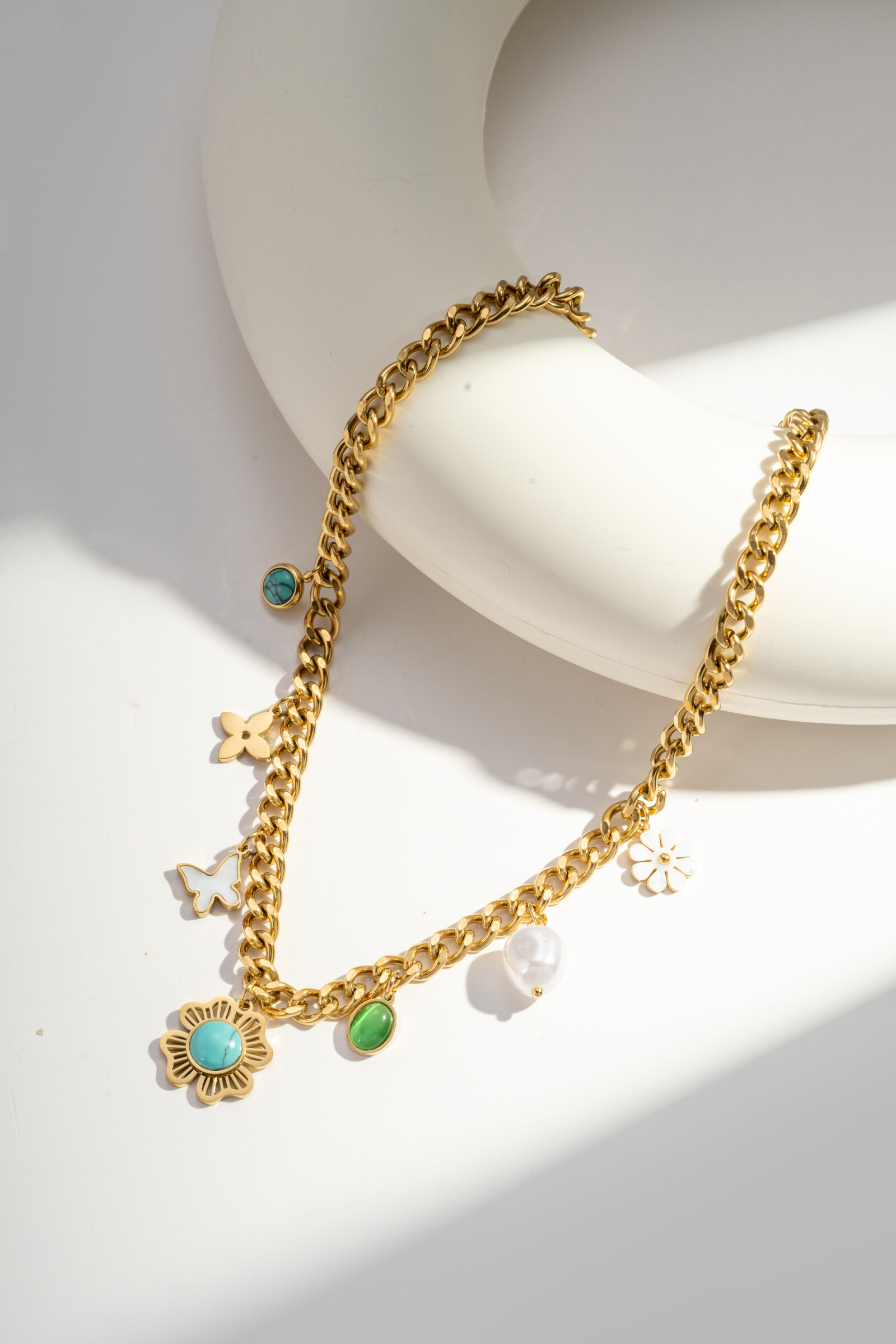 Grossiste COSMOS - Collier à breloques bohème – papillon, fleur & pierre turquoise – acier inoxydable doré
