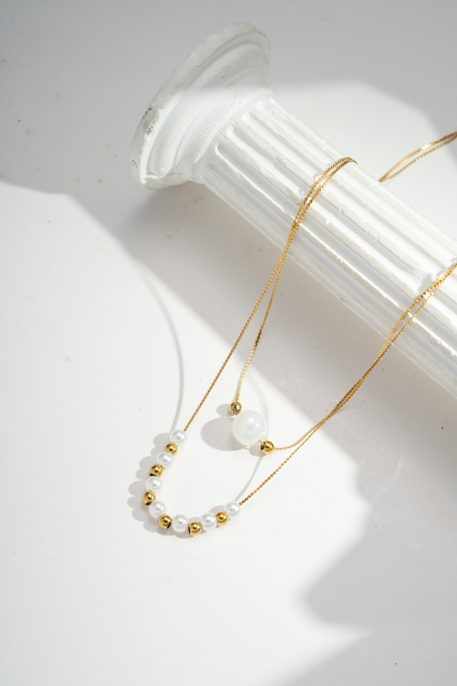 Grossista COSMOS - Collana a doppio giro con eleganti perle d'acciaio dorato