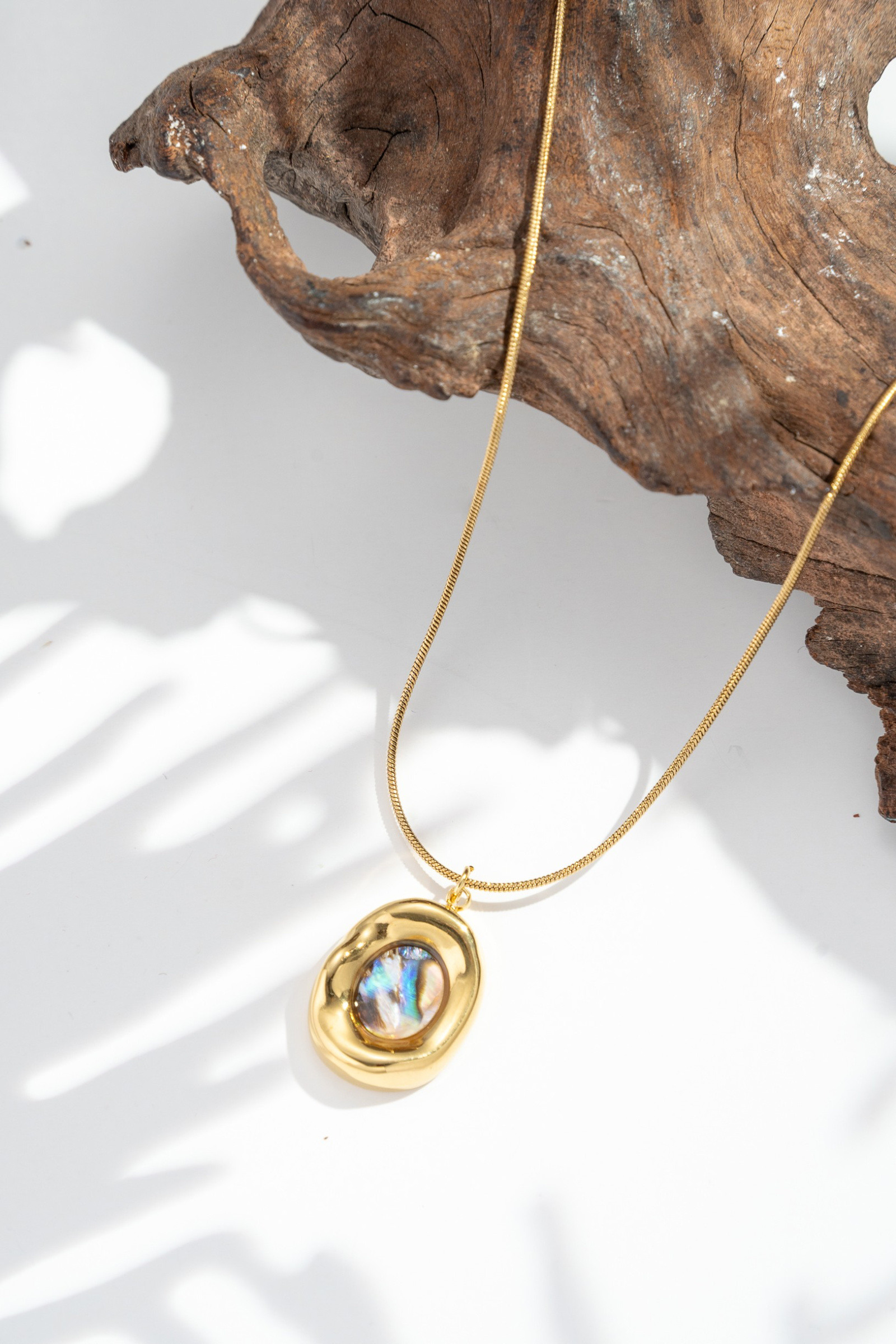 Wholesaler COSMOS - Women's Gold-Plated Stainless Steel Necklace – Mother-of-Pearl Stone & Organic Setting