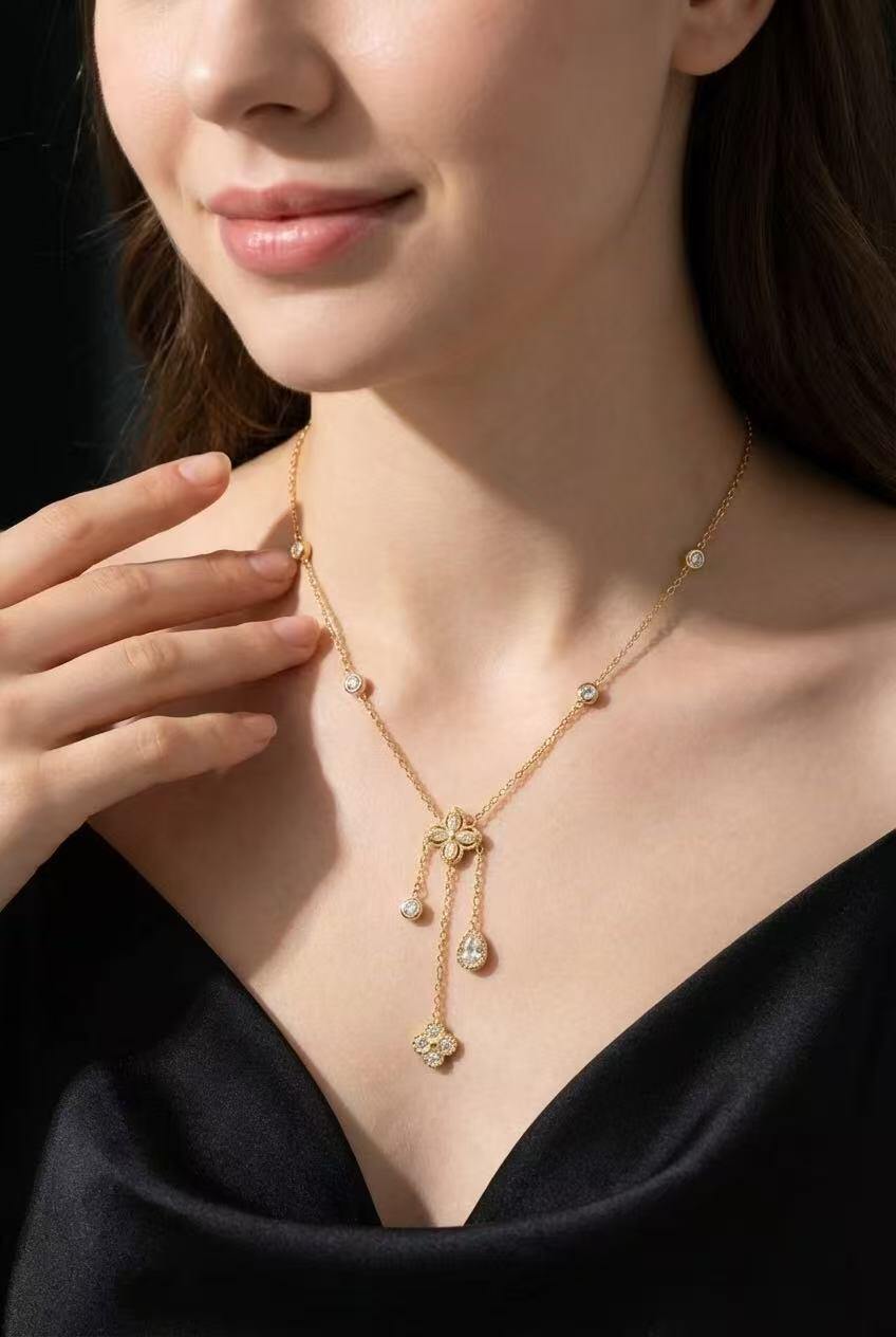 Grossista COSMOS - Collana da donna elegante e raffinata con pendenti a forma di fiore dorati e pietre, in acciaio inossidabile alla moda