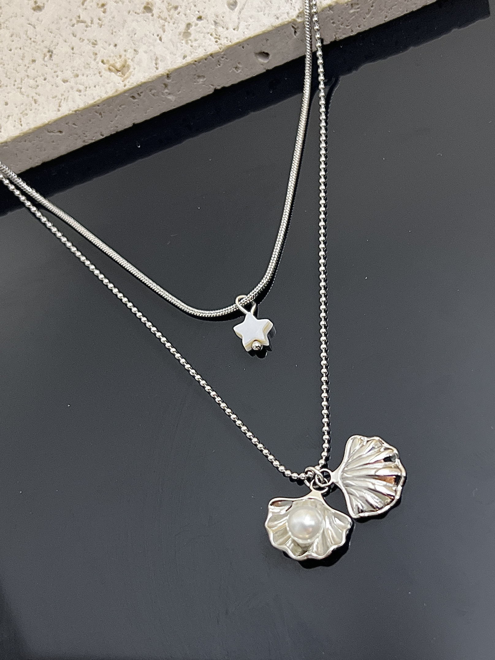 Grossista COSMOS - Collana a Doppio Giro - Pendente Stella & Conchiglia con Perla