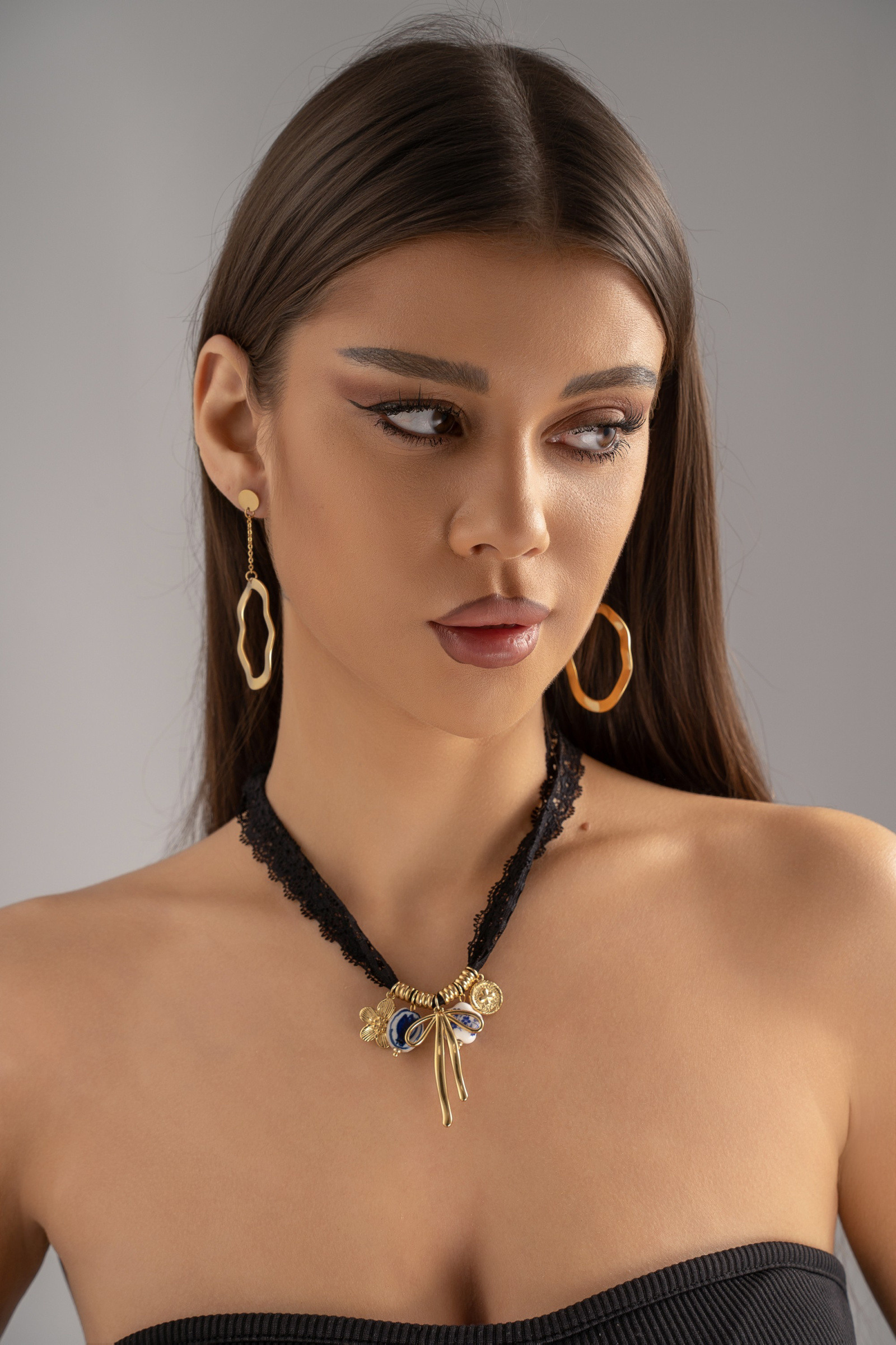Grossista COSMOS - Collana di Pizzo Nero Eleganza Mistica con Ciondolo di Pietra Dorata