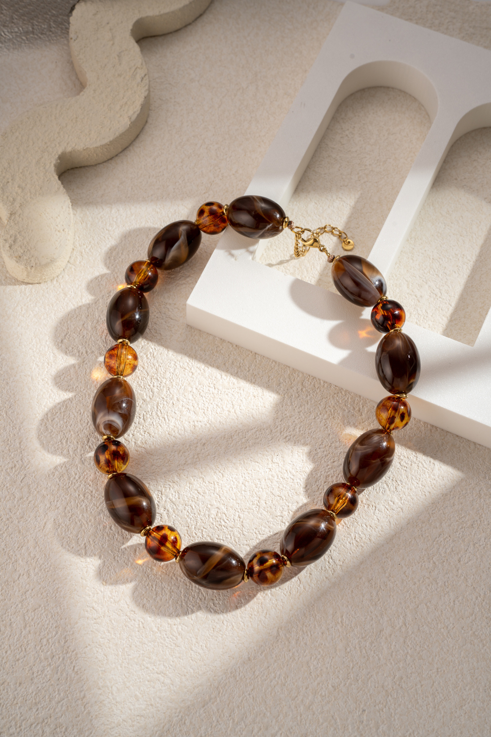 Grossiste COSMOS - Collier perles effet léopard marron ambre doré élégant tendance