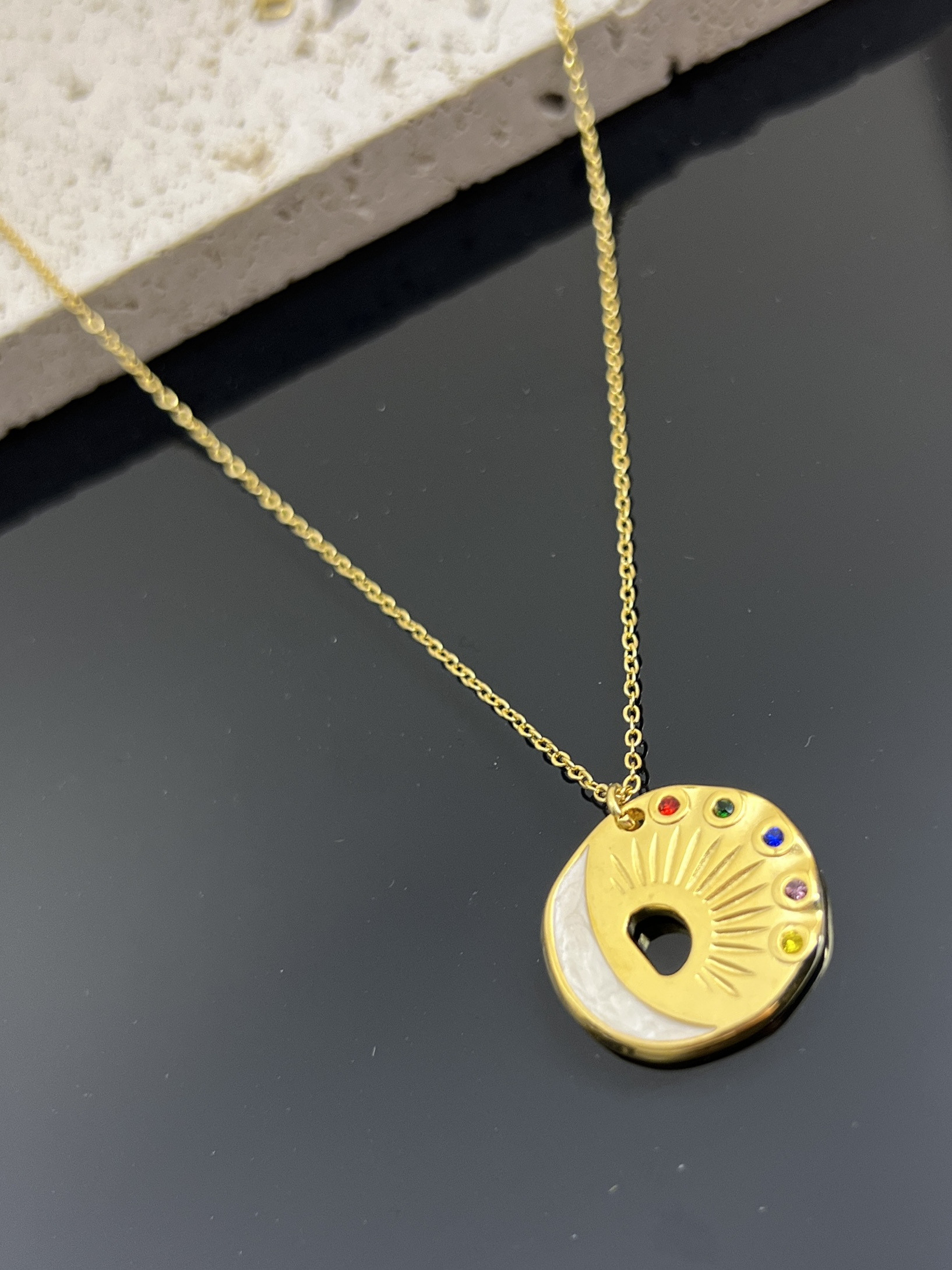 Grossista COSMOS - Collana in Acciaio Inossidabile Catena Sottile - Pendente Sole & Mezza Luna con Perla