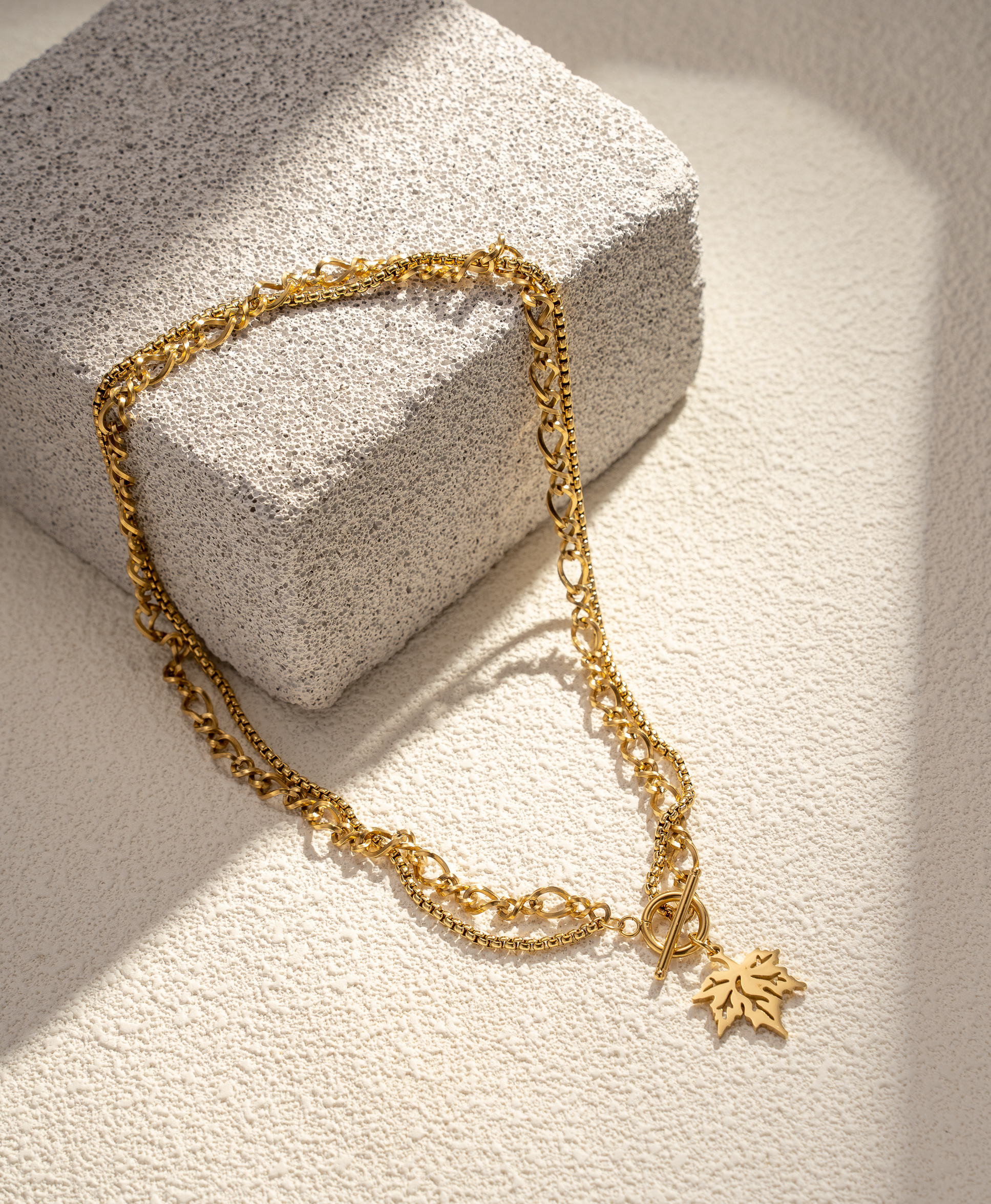 Grossiste COSMOS - Collier Feuille d’Érable Doré – Naturel, Raffiné, Durable, Acier Inoxydable