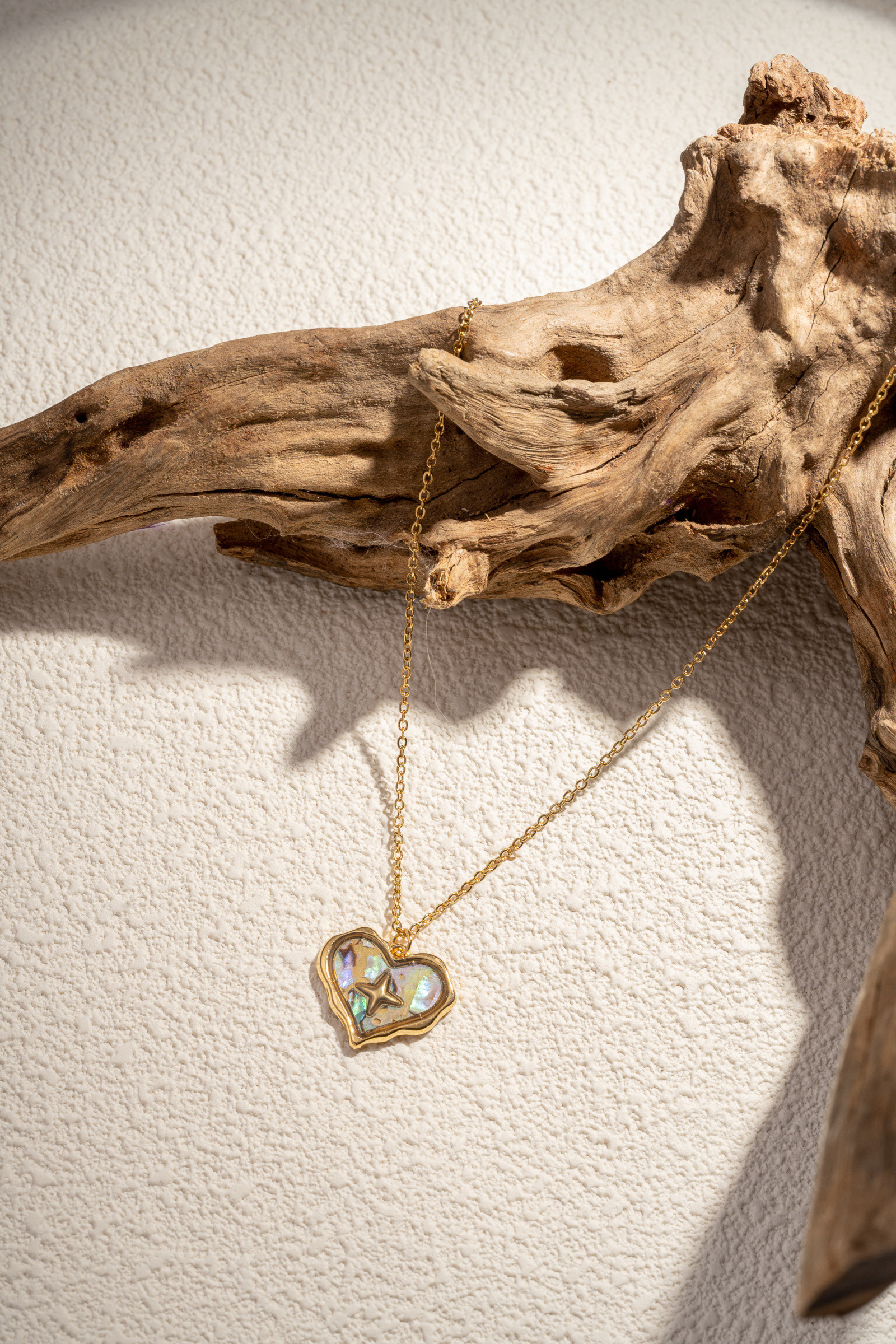 Wholesaler COSMOS - Stainless steel necklace has a delicate pendant pendant in mother -of -pearl.