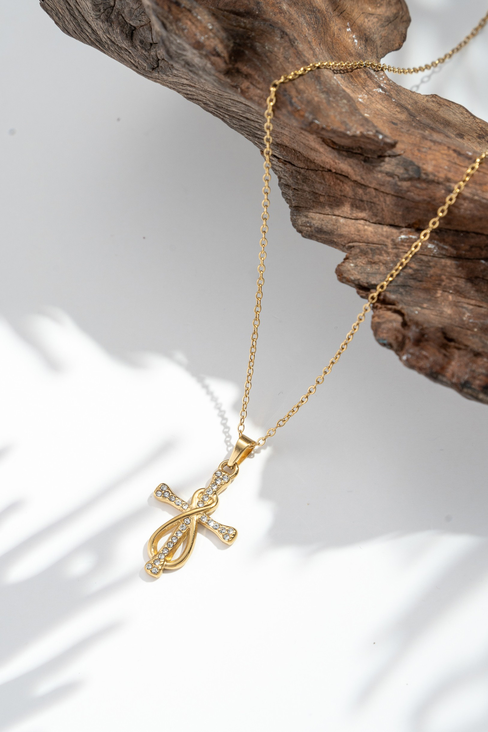 Grossista COSMOS - Collana con croce e infinito in acciaio inox dorato — spiritualità ed eleganza unite