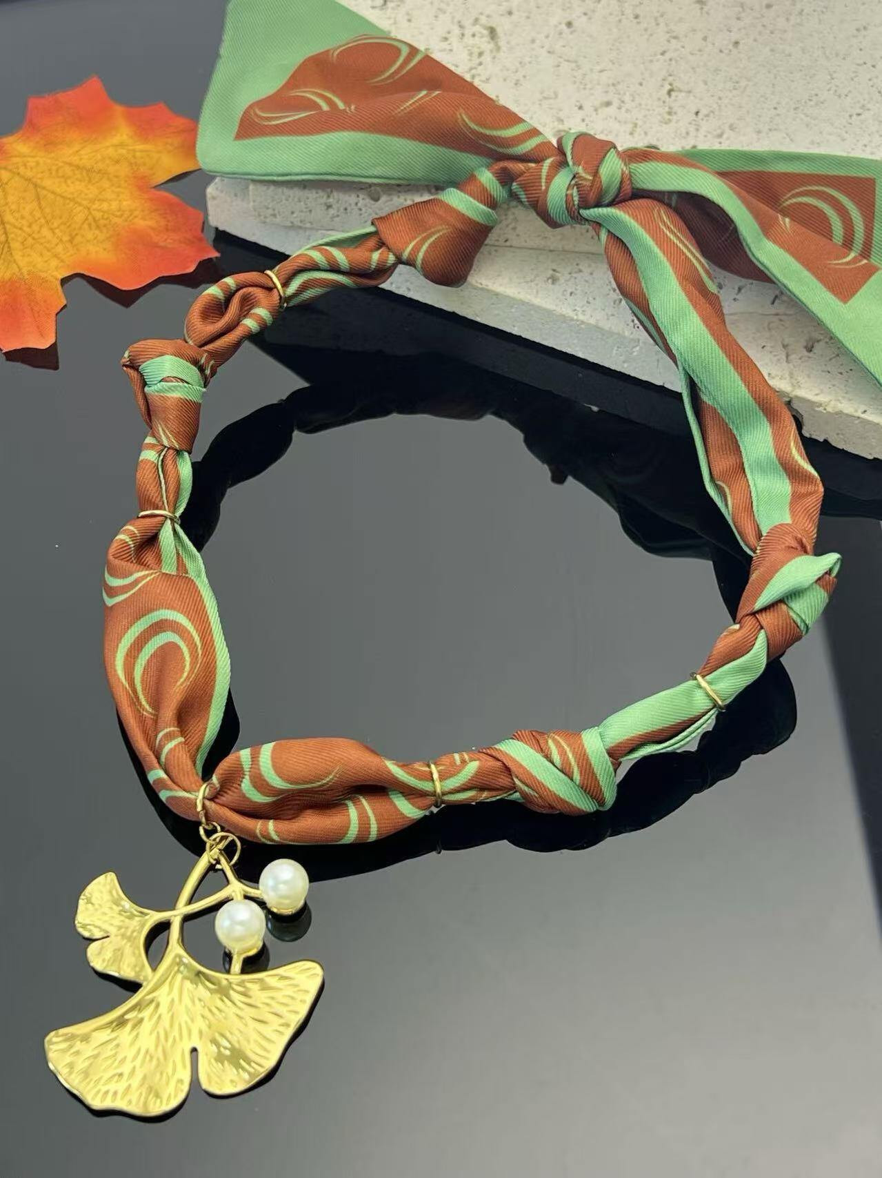Großhändler COSMOS - Bohème-Chic-Schal-Kette, goldener Blattanhänger & Perlen