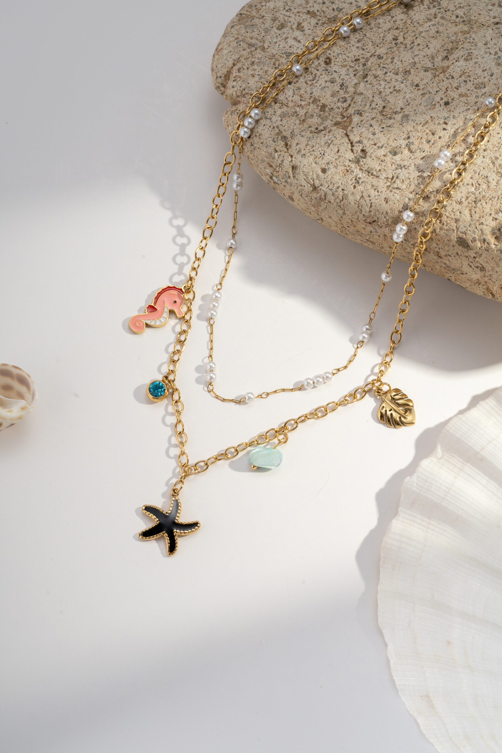 Grossiste COSMOS - Collier double tour marin – étoile de mer noire, hippocampe, pierre & perle – acier inoxydable doré