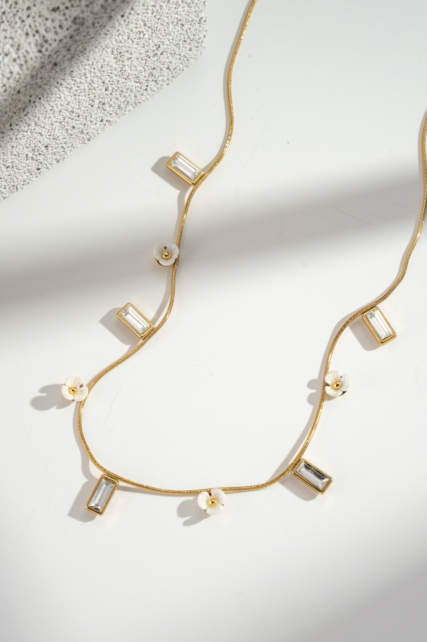 Wholesaler COSMOS - Chic Gold Necklace with Flowers and Clear Stones in Stainless Steel