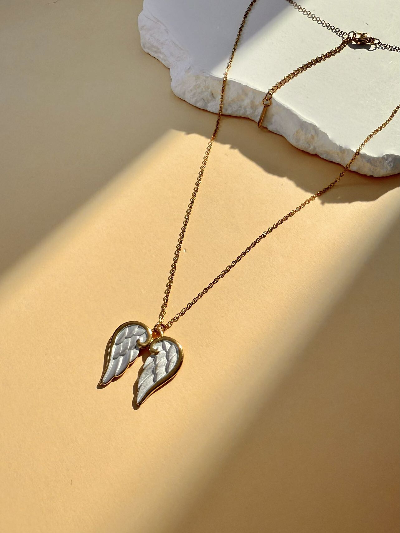 Grossiste COSMOS - Collier raffiné pendentif aile d’ange symbolique en acier inoxydable