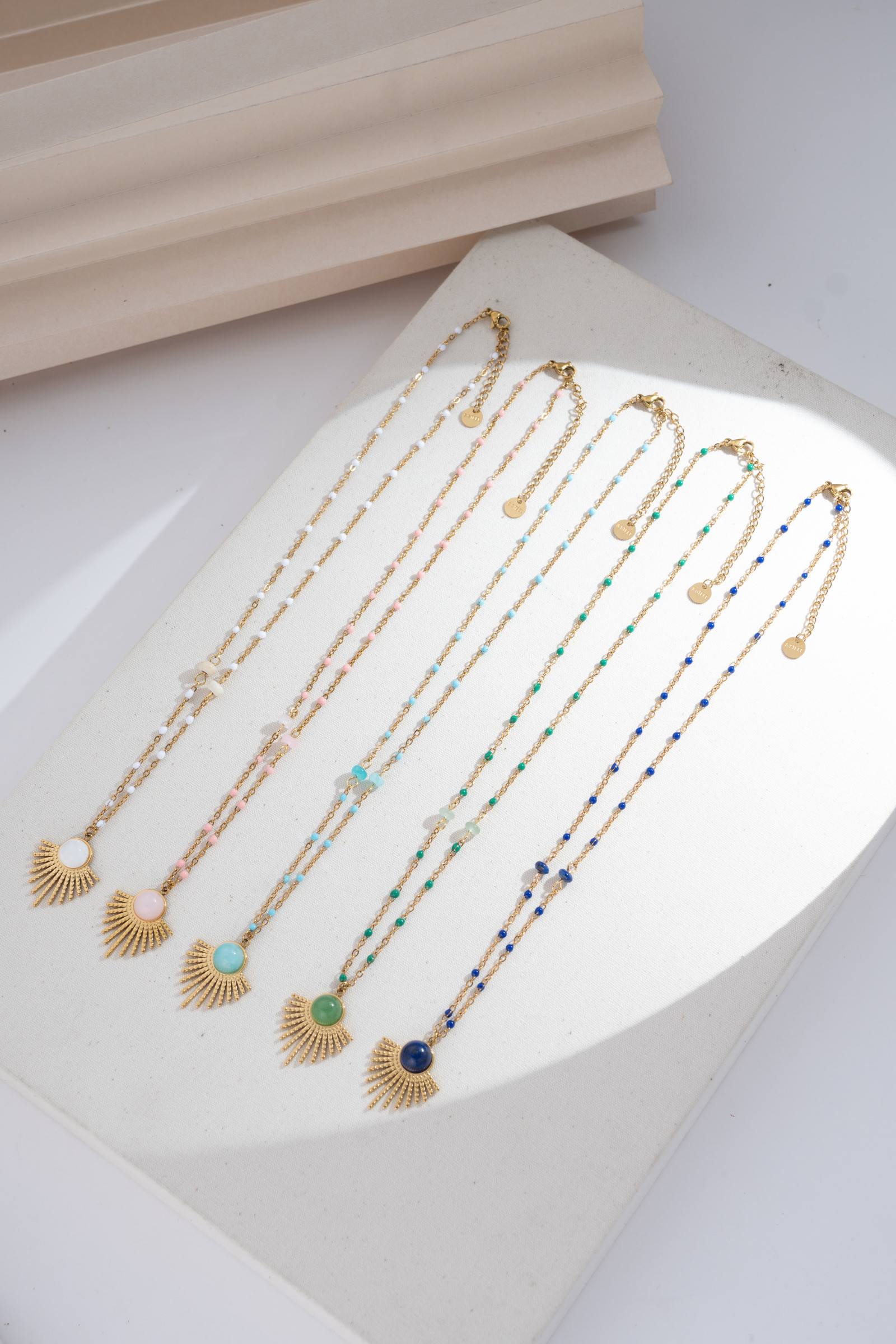 Grossiste COSMOS - Lot 5 colliers soleil pierre colorée perles acier inoxydable doré lumineux chic