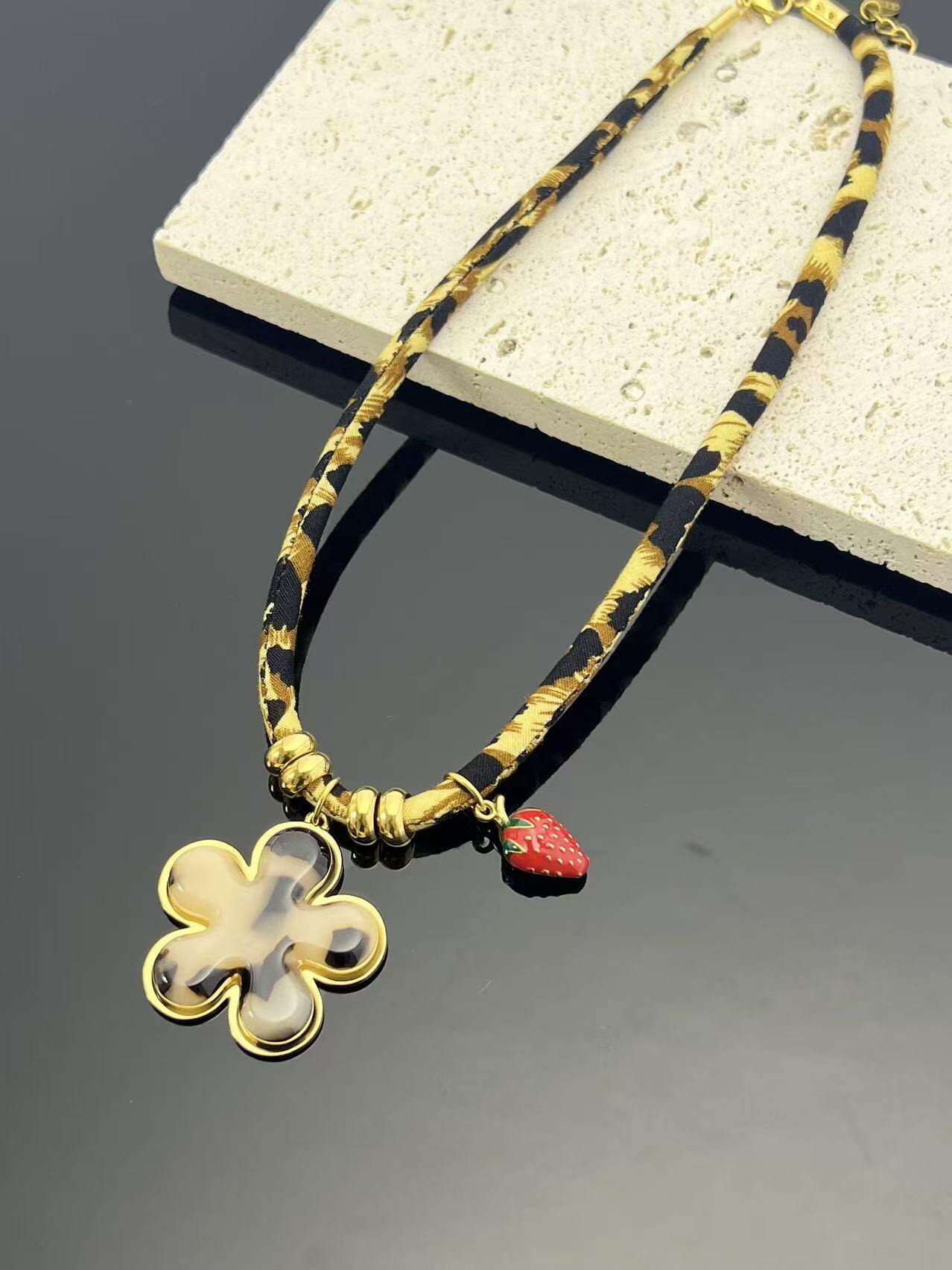 Grossiste COSMOS - Collier Léopard Fantaisie Fleur Résine Fraise Acier Doré Chic