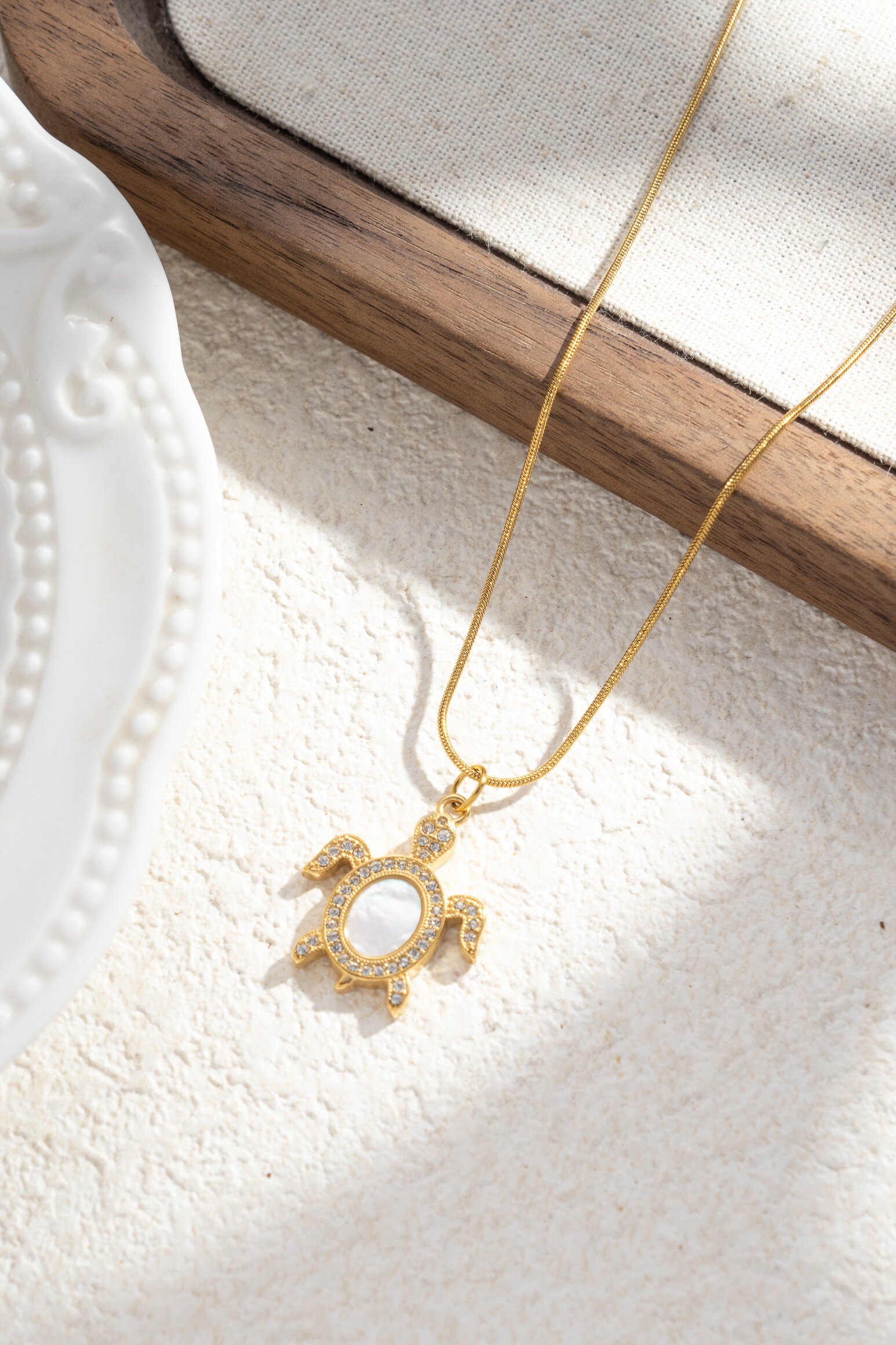 Wholesaler COSMOS - Golden turtle necklace with white crystal stone for chic women, trendy summer style