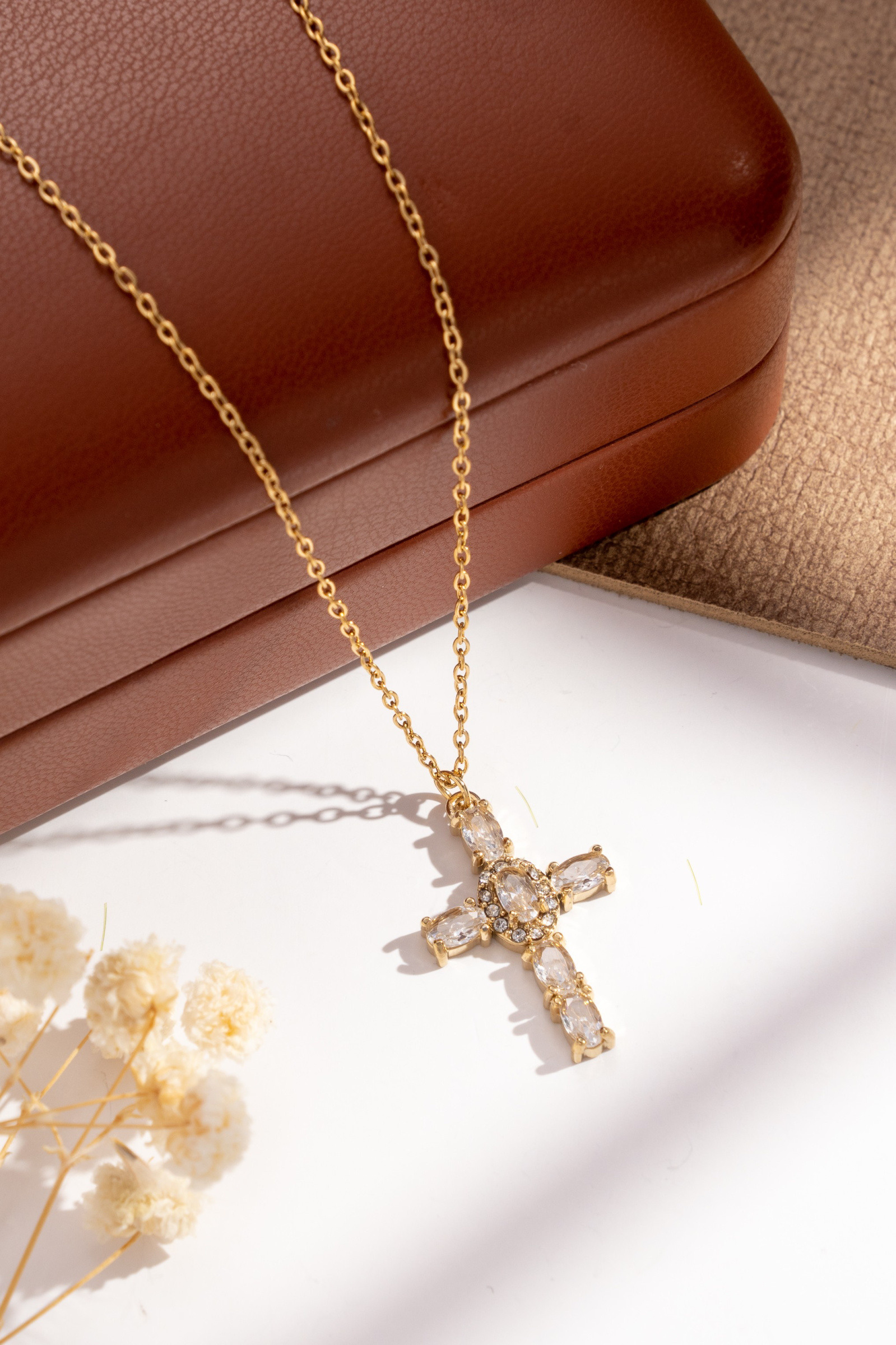 Wholesaler COSMOS - Trendy women's cross necklace adorned with crystals in gold and silver tones, shiny stainless steel