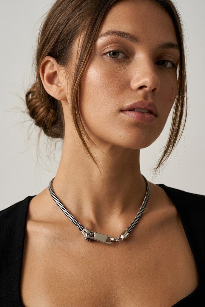 Wholesaler COSMOS - Trendy chic modern metal zip necklace in gold and silver with a unique design