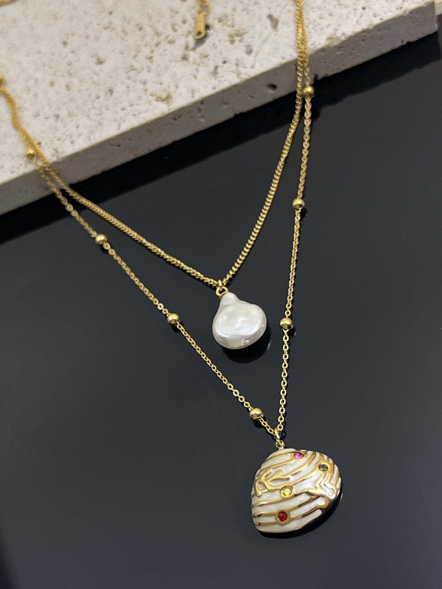 Grossista COSMOS - Collana a Doppio Giro in Acciaio - Conchiglia Strass & Perla a Goccia