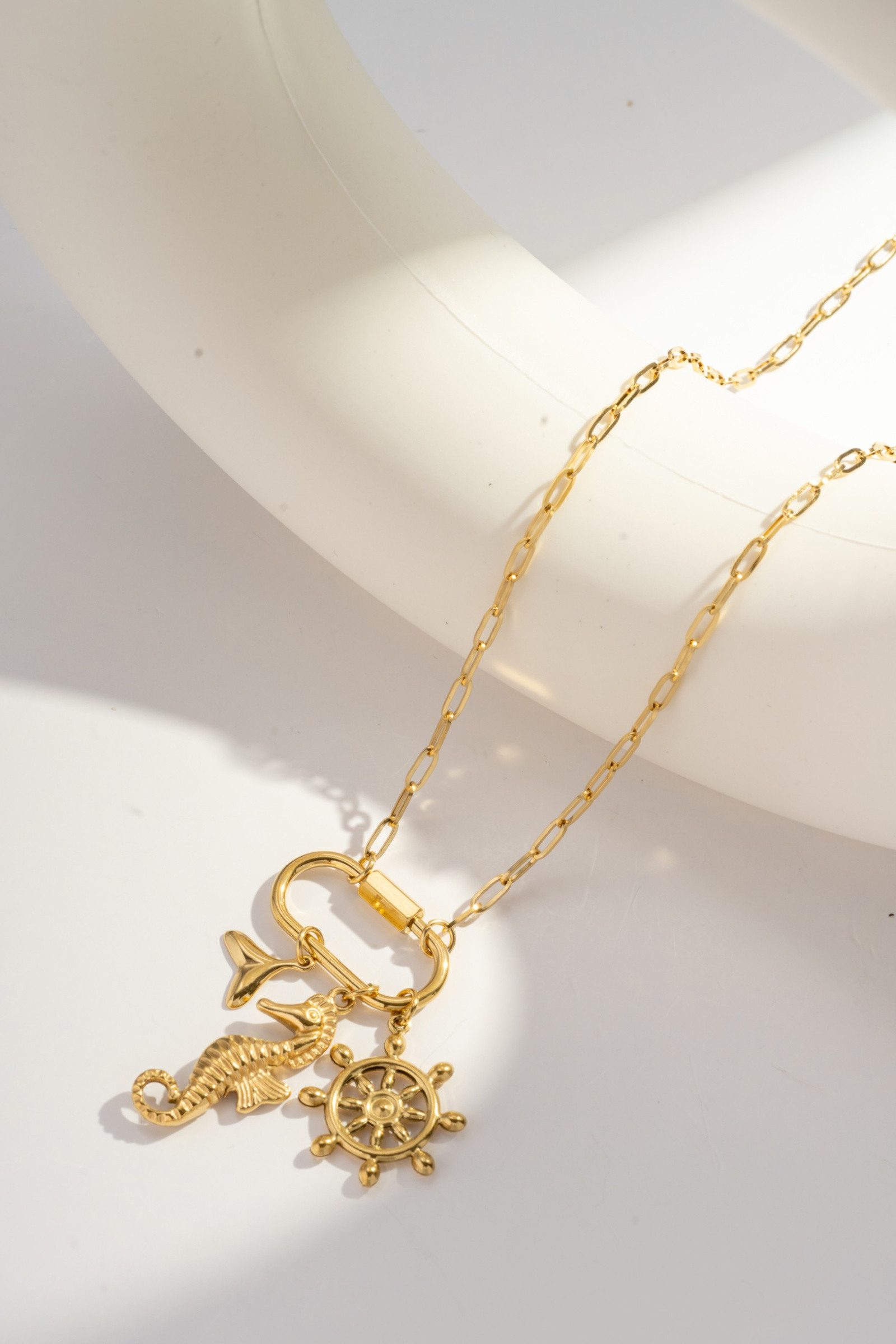 Grossista COSMOS - Collana con charms marini dorata in acciaio inox con cavalluccio marino, timone e coda di balena elegante