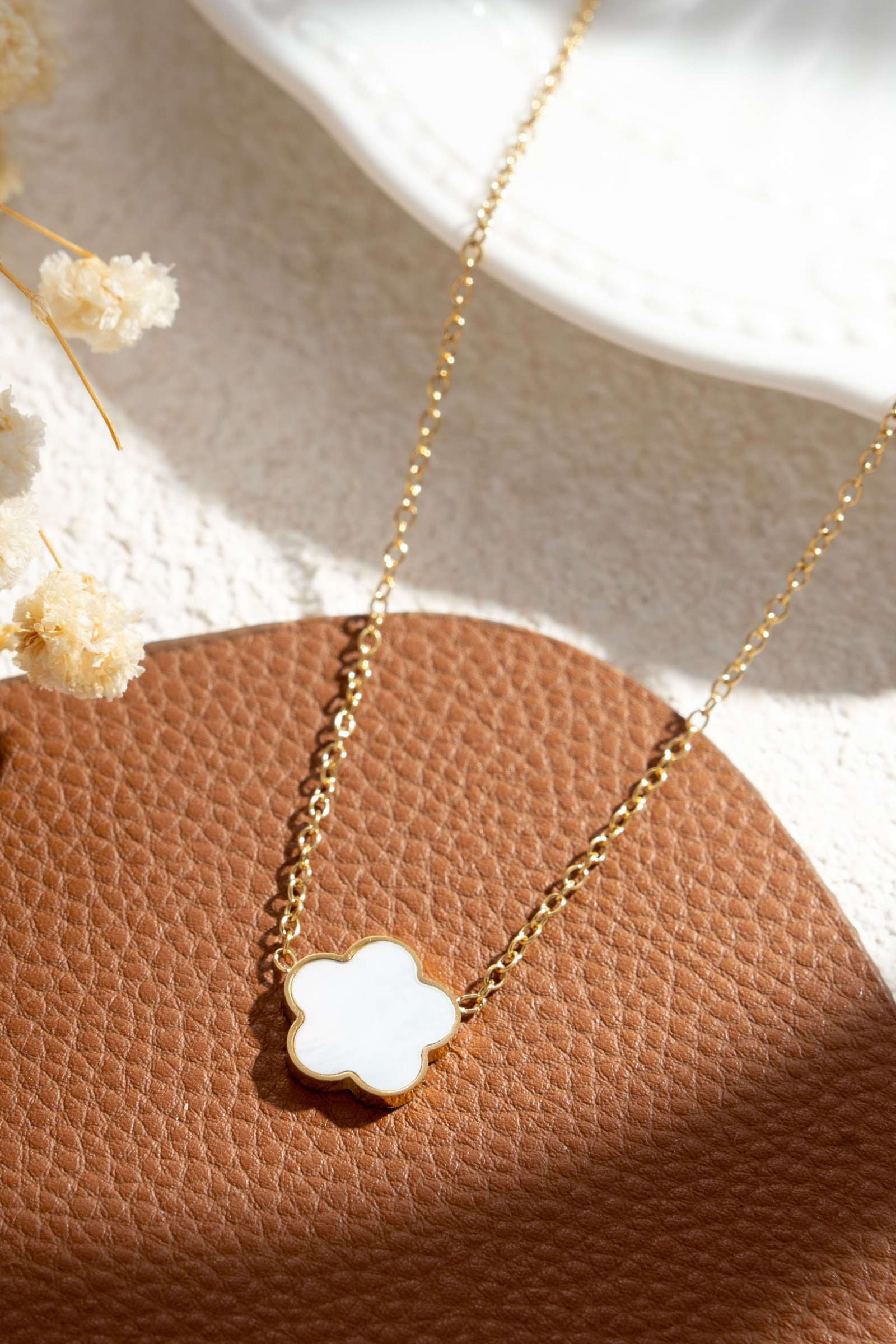 Grossiste COSMOS - Collier fleur blanche nacrée quatre pétales doré acier inoxydable élégant femme