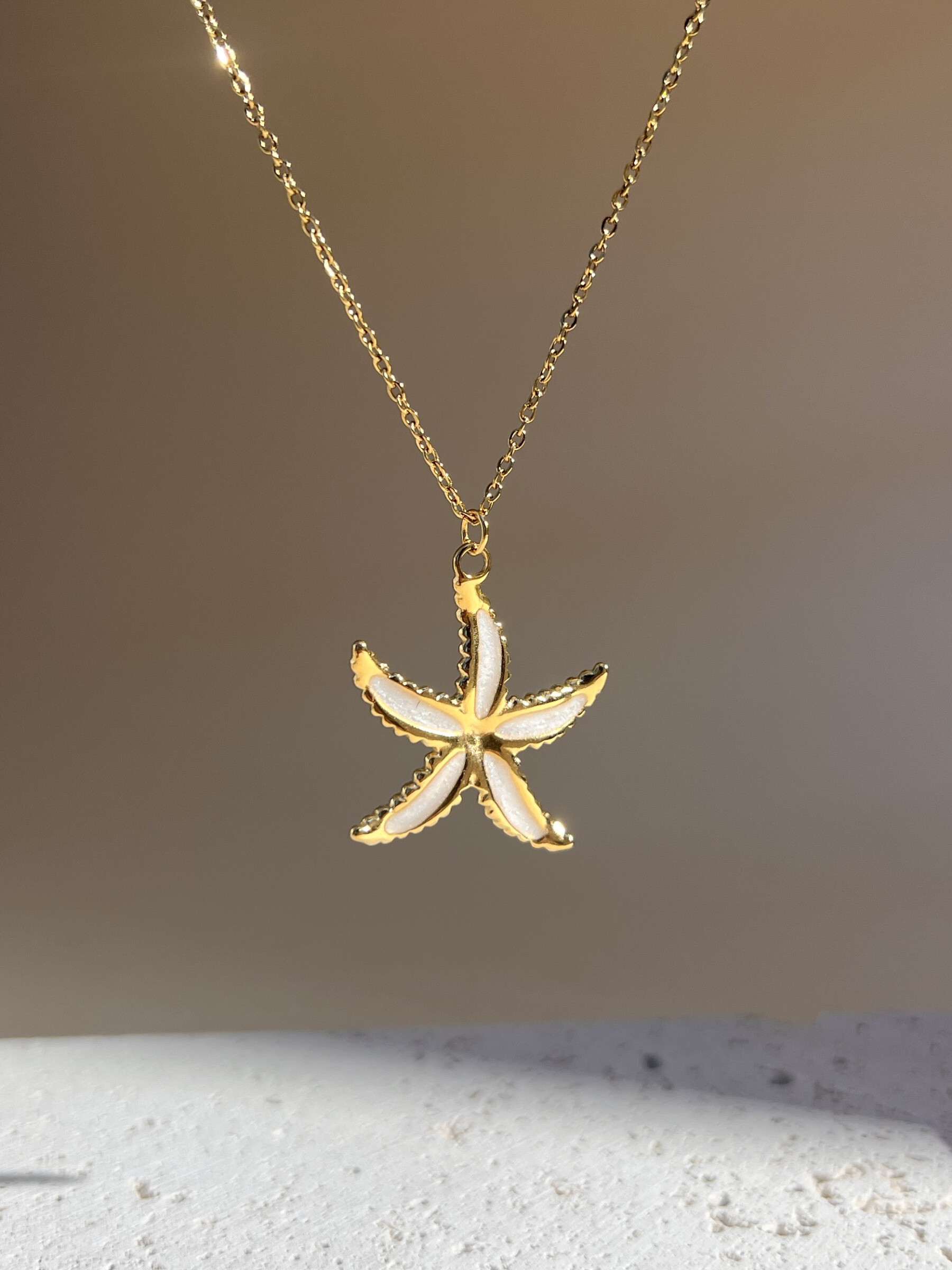 Grossiste COSMOS - Collier pendentif Etoile de mer émaillé doré acier inoxydable