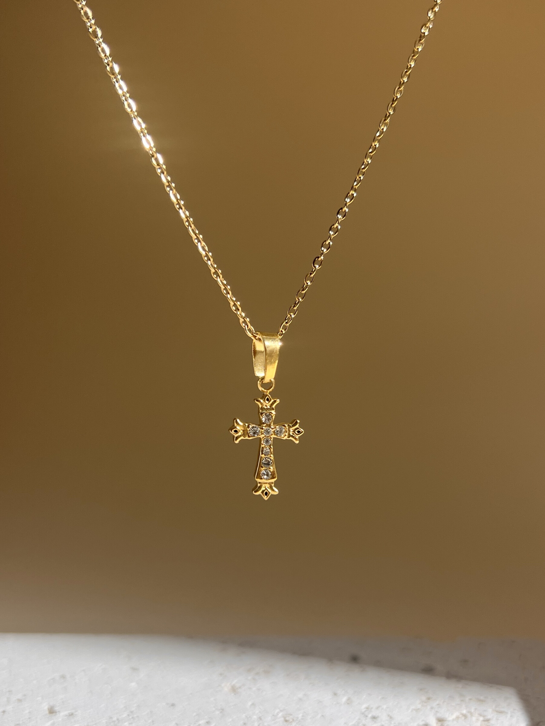 Grossiste COSMOS - Collier croix chaîne fine acier inoxydable pendentif croix discret minimaliste