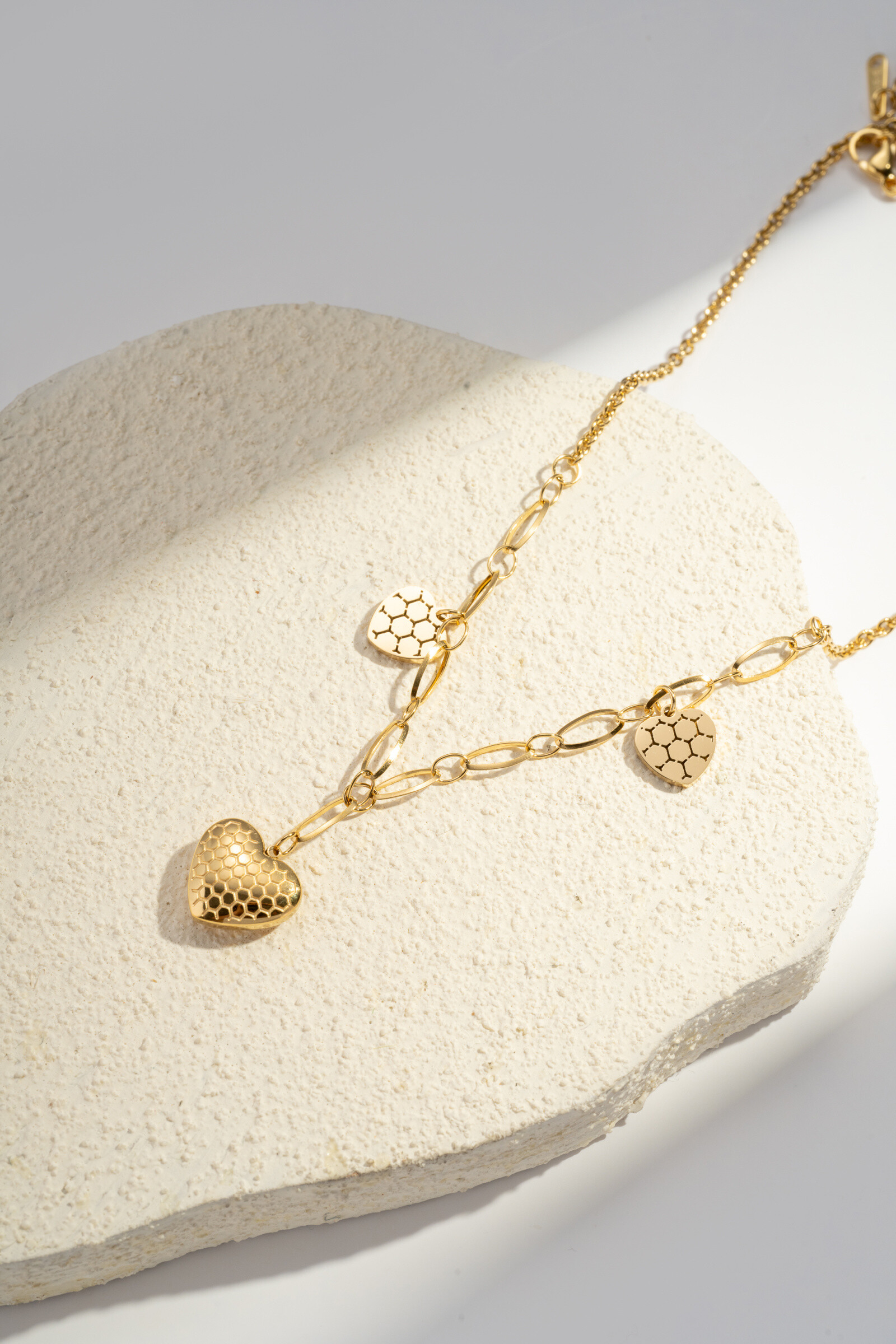 Grossiste COSMOS - Collier cœur texturé acier inoxydable doré chic romantique moderne tendance élégant
