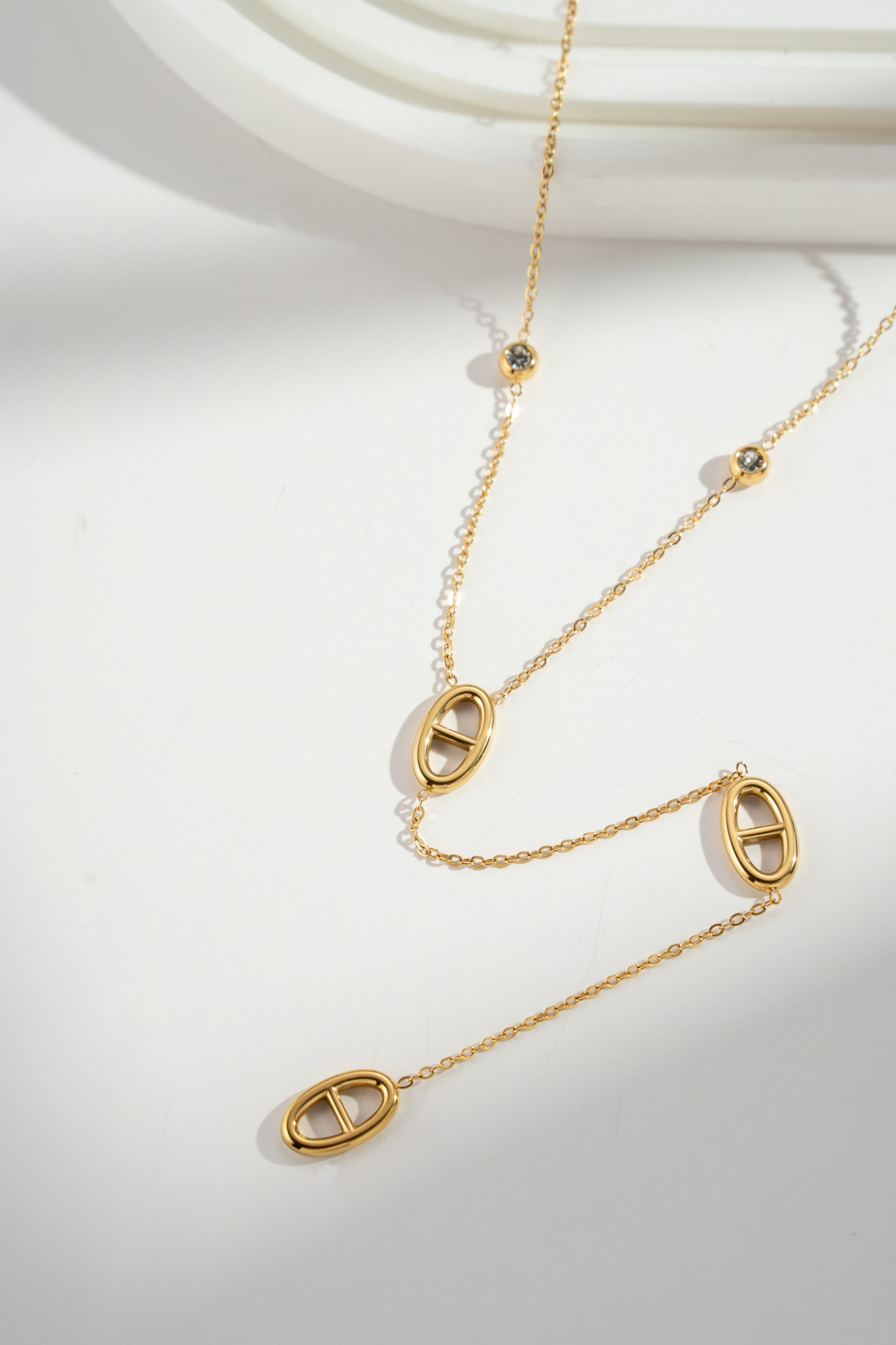 Grossista COSMOS - Collana a Y elegante con maglie ovali in acciaio inossidabile dorato, moderna e chic