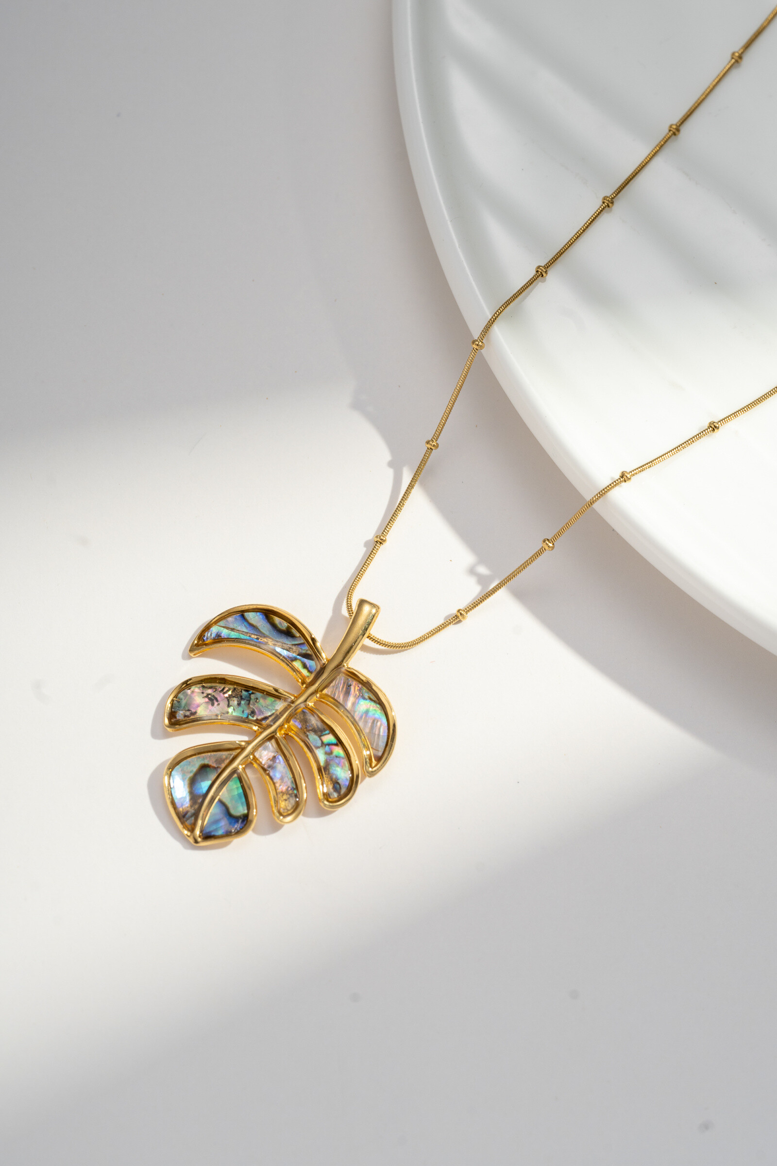 Wholesaler COSMOS - Tropical mother-of-pearl leaf necklace - golden & abalone pendant - stainless steel summer trend