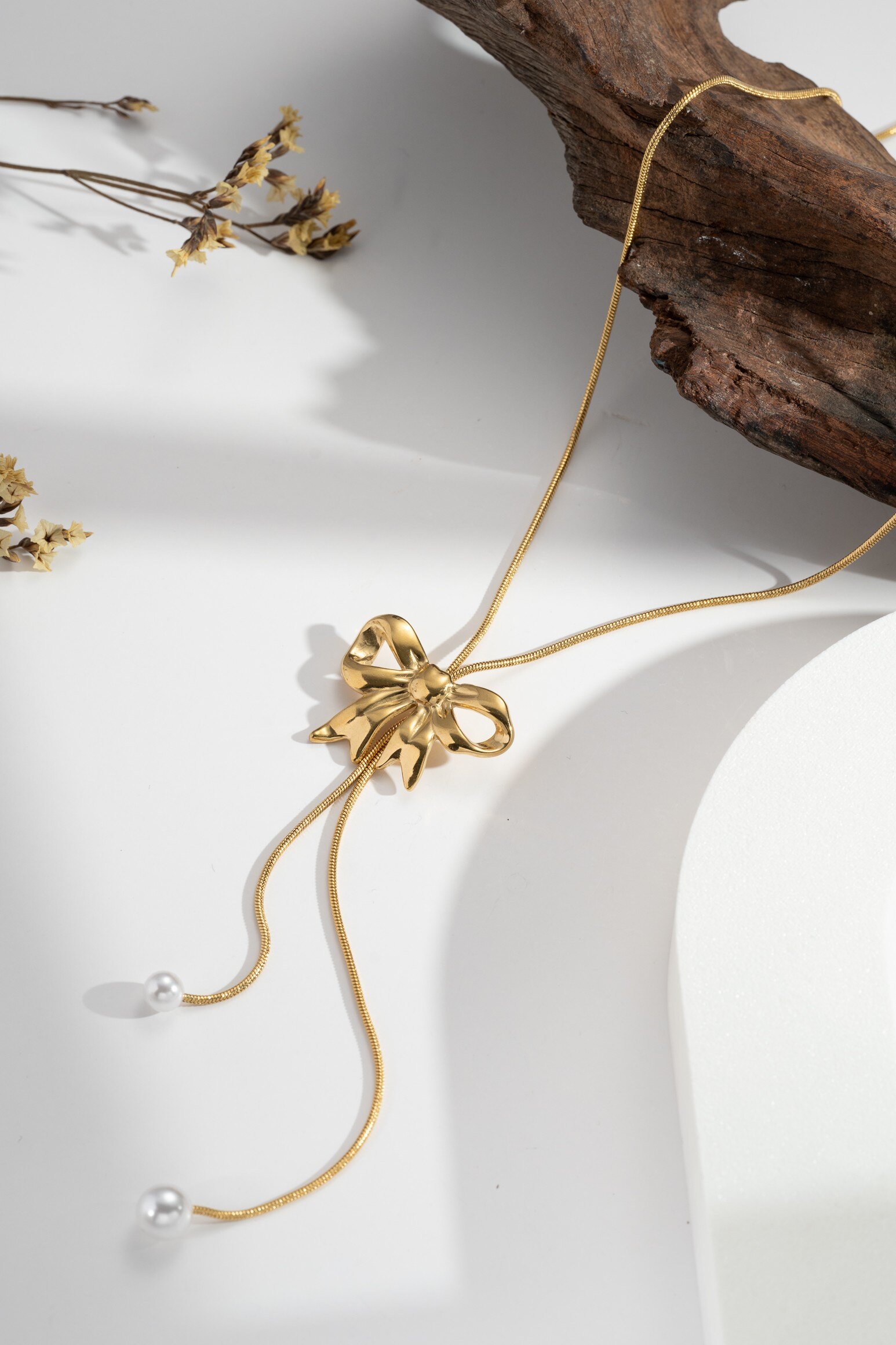 Großhändler COSMOS - Goldener Knoten Halskette – Weiße Perlen, Weibliche Eleganz, Zeitloser Charme und Chic